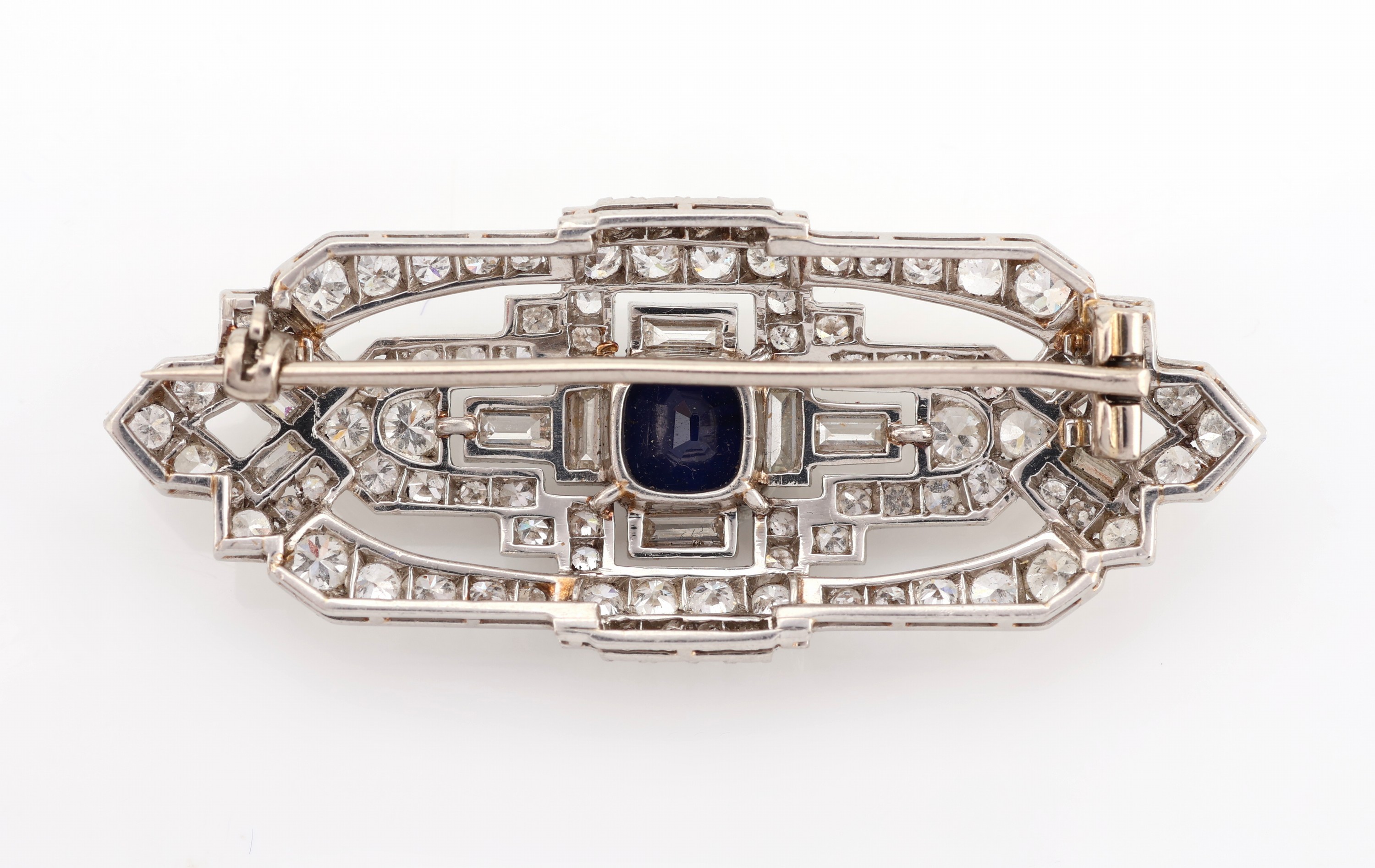 Detail b: Platin Saphir-Diamant-Brosche, um 1930, Pt gepr., mittig facett. Saphir ca. 1.10 ct, 92 Brillanten und 8/8-Diamanten und 10 Diamant- baguettes zus. ...