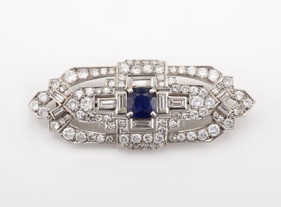 26884628a - Platin Saphir-Diamant-Brosche, um 1930, Pt gepr., mittig facett. Saphir ca. 1.10 ct, 92 ...