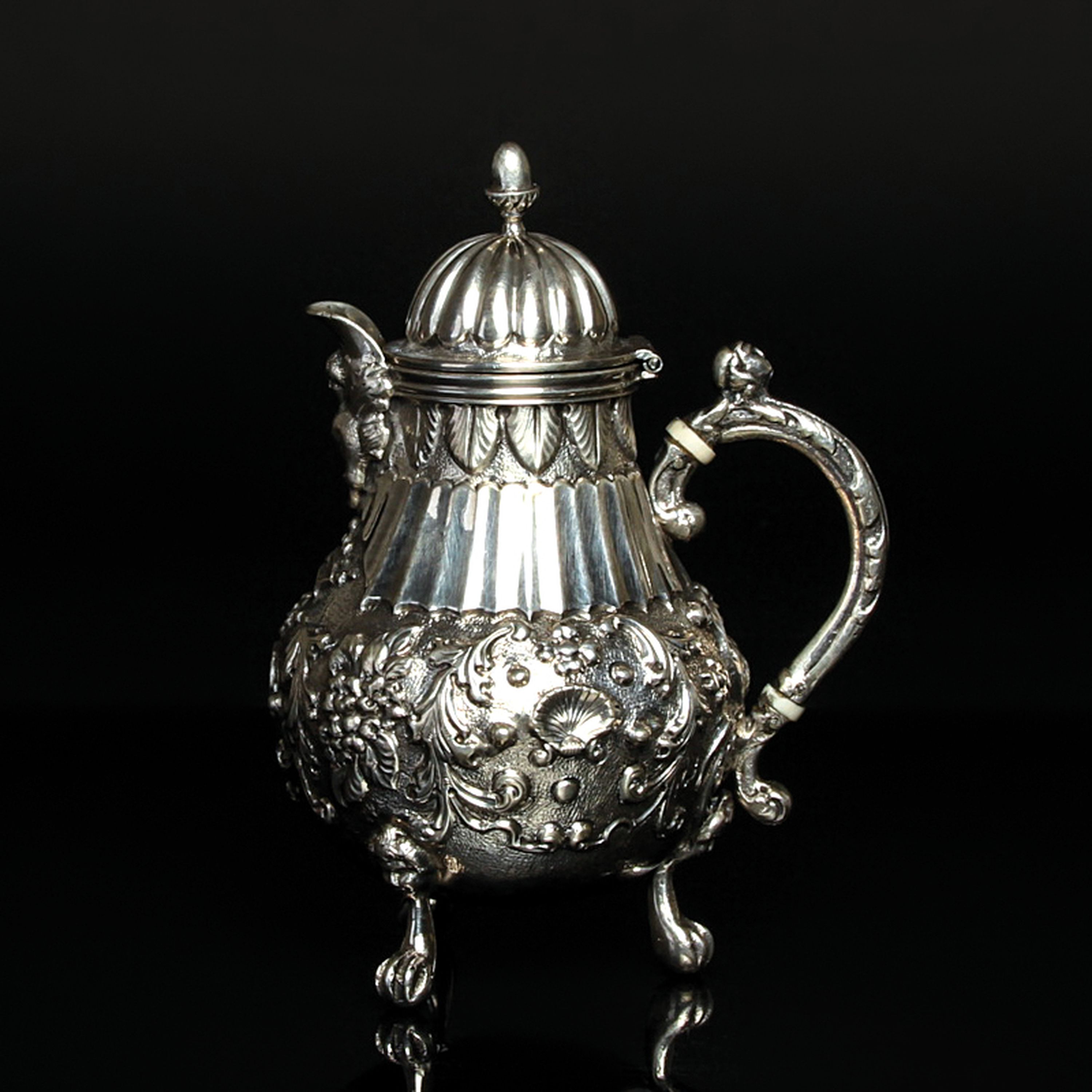 Deckelkännchen, Historismus, um 1880,, Silber, umlaufender Dekor mit Muscheln, Rocaillen, Früchten und Palmblättern, H. ca. 14 cm, ca. 210 g