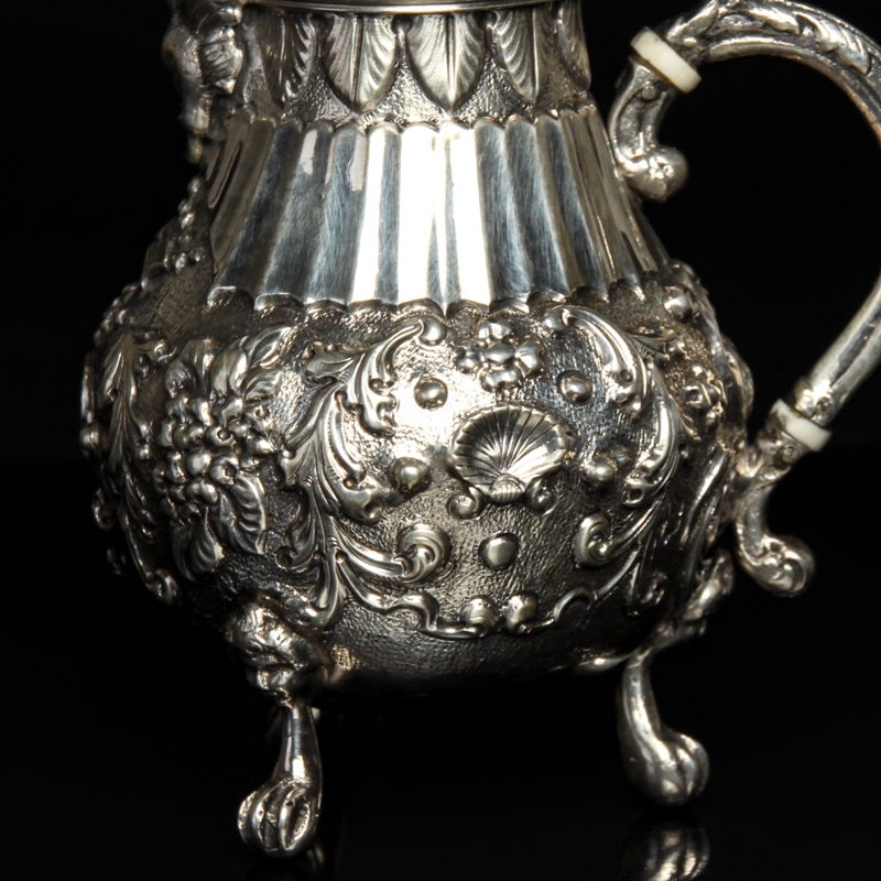 Detail a: Deckelkännchen, Historismus, um 1880,, Silber, umlaufender Dekor mit Muscheln, Rocaillen, Früchten und Palmblättern, H. ca. 14 cm, ca. 210 g