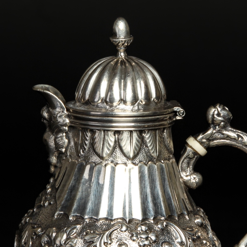 Detail b: Deckelkännchen, Historismus, um 1880,, Silber, umlaufender Dekor mit Muscheln, Rocaillen, Früchten und Palmblättern, H. ca. 14 cm, ca. 210 g