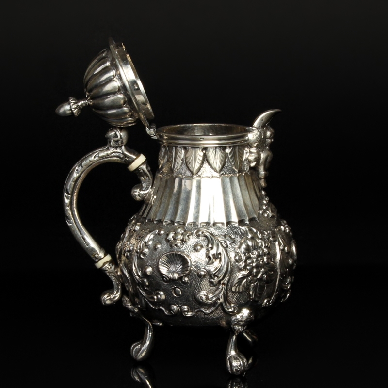 Detail d: Deckelkännchen, Historismus, um 1880,, Silber, umlaufender Dekor mit Muscheln, Rocaillen, Früchten und Palmblättern, H. ca. 14 cm, ca. 210 g