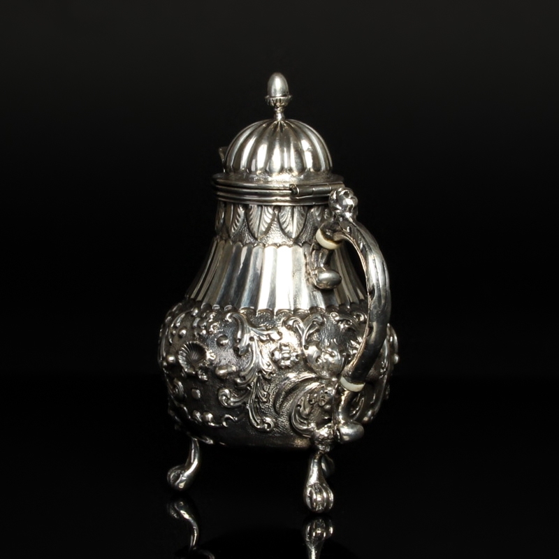 Detail e: Deckelkännchen, Historismus, um 1880,, Silber, umlaufender Dekor mit Muscheln, Rocaillen, Früchten und Palmblättern, H. ca. 14 cm, ca. 210 g