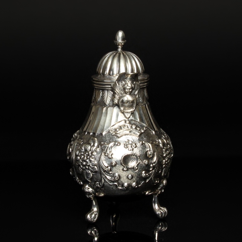Detail f: Deckelkännchen, Historismus, um 1880,, Silber, umlaufender Dekor mit Muscheln, Rocaillen, Früchten und Palmblättern, H. ca. 14 cm, ca. 210 g