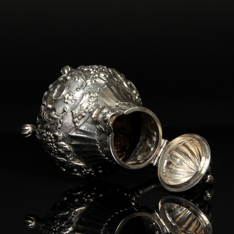 Detail g: Deckelkännchen, Historismus, um 1880,, Silber, umlaufender Dekor mit Muscheln, Rocaillen, Früchten und Palmblättern, H. ca. 14 cm, ca. 210 g