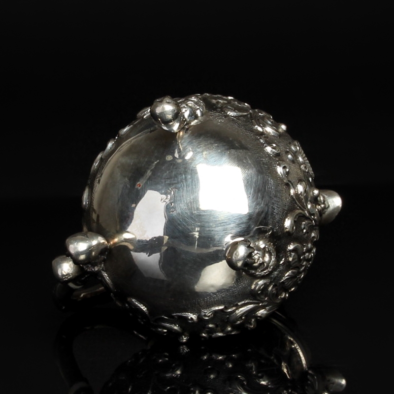 Detail h: Deckelkännchen, Historismus, um 1880,, Silber, umlaufender Dekor mit Muscheln, Rocaillen, Früchten und Palmblättern, H. ca. 14 cm, ca. 210 g