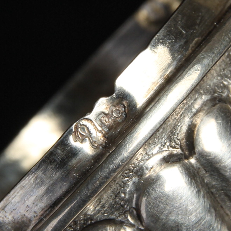 Detail i: Deckelkännchen, Historismus, um 1880,, Silber, umlaufender Dekor mit Muscheln, Rocaillen, Früchten und Palmblättern, H. ca. 14 cm, ca. 210 g