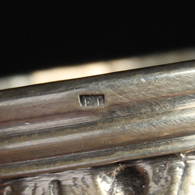 Detail j: Deckelkännchen, Historismus, um 1880,, Silber, umlaufender Dekor mit Muscheln, Rocaillen, Früchten und Palmblättern, H. ca. 14 cm, ca. 210 g