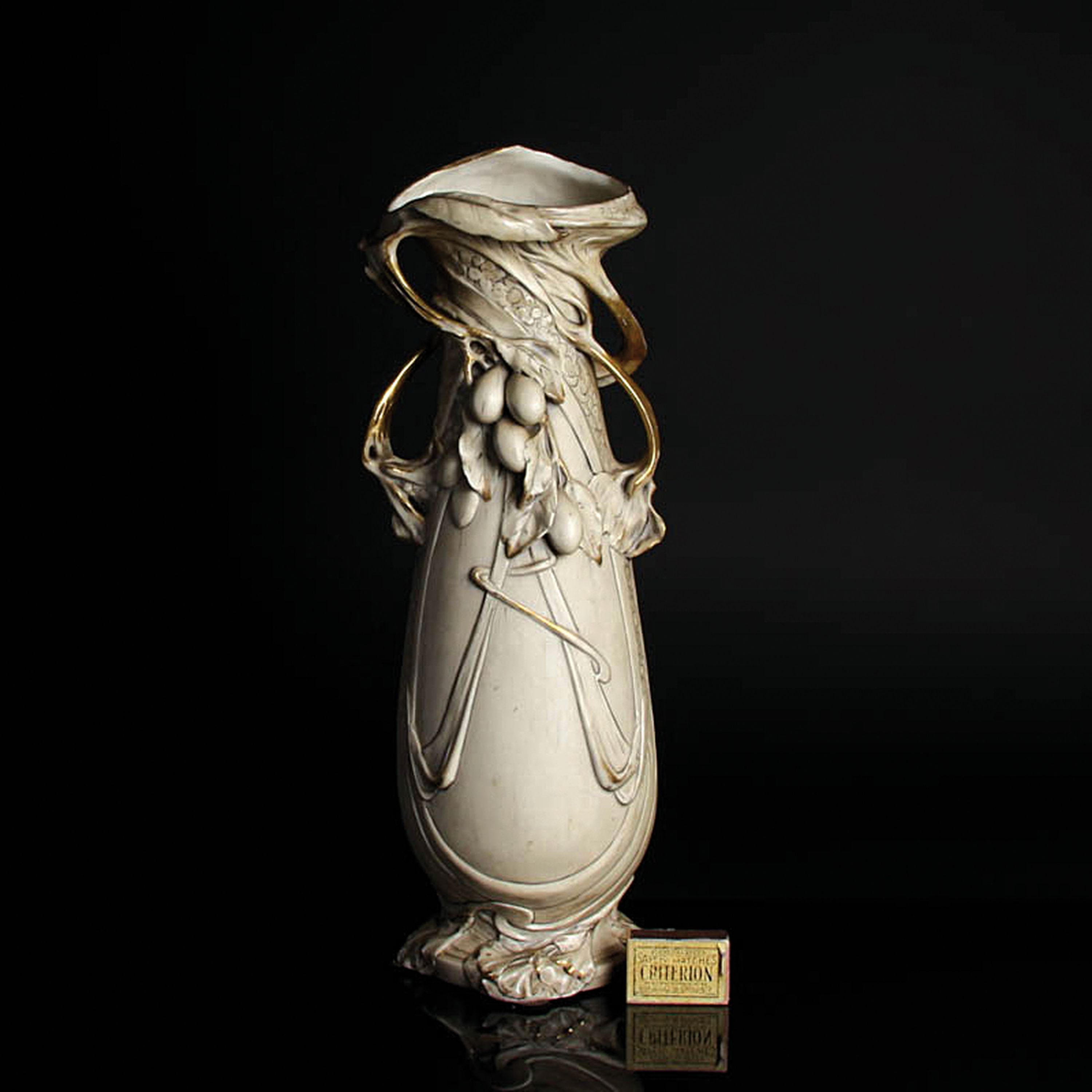 Detail a: Paar Vasen, Eduard Eichler, Royal Dux Bohemia, um 1910, Porzellan, Modell 5290, seitlichen Zweigen als Henkel, applizierte Blätter und Früchte, ...