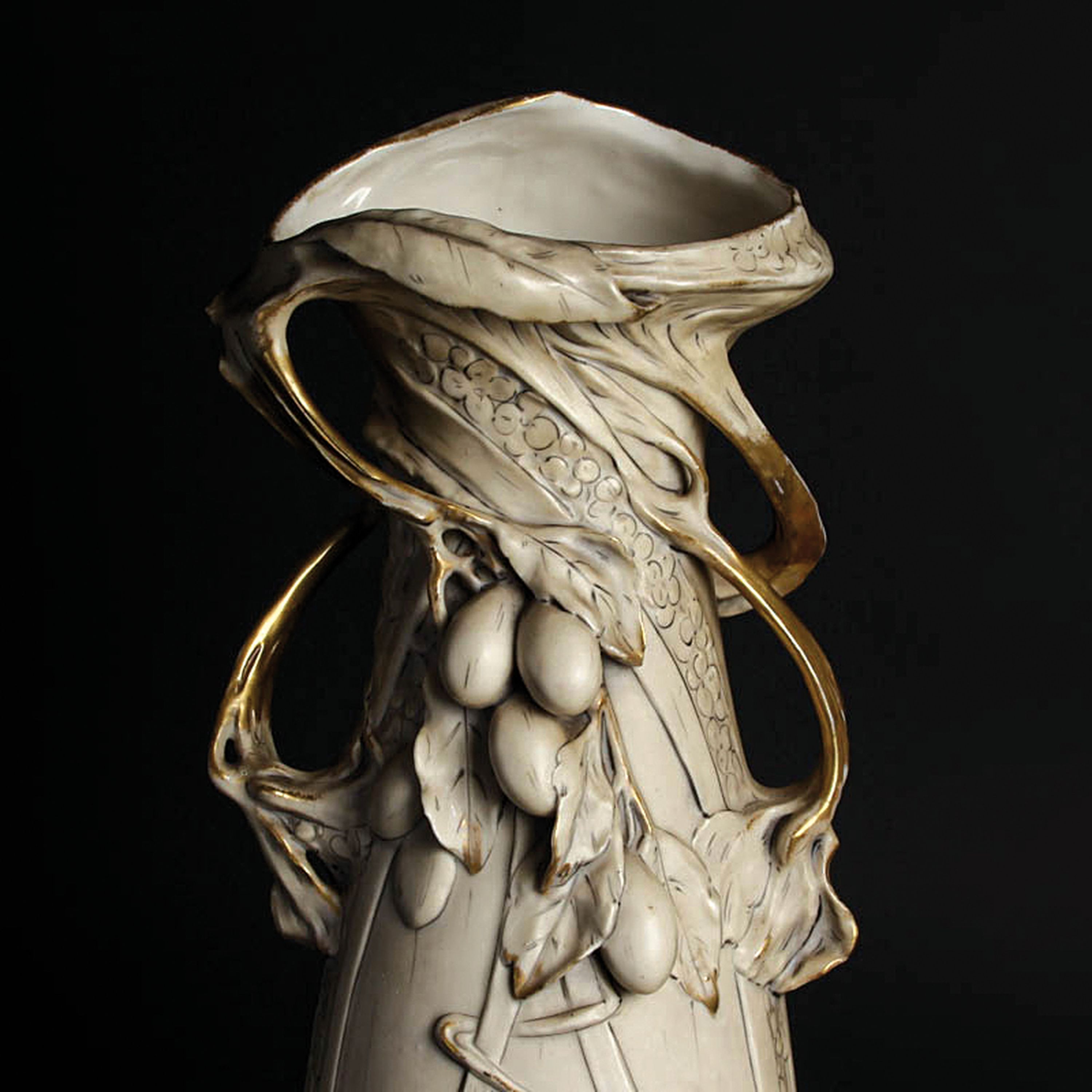Detail b: Paar Vasen, Eduard Eichler, Royal Dux Bohemia, um 1910, Porzellan, Modell 5290, seitlichen Zweigen als Henkel, applizierte Blätter und Früchte, ...