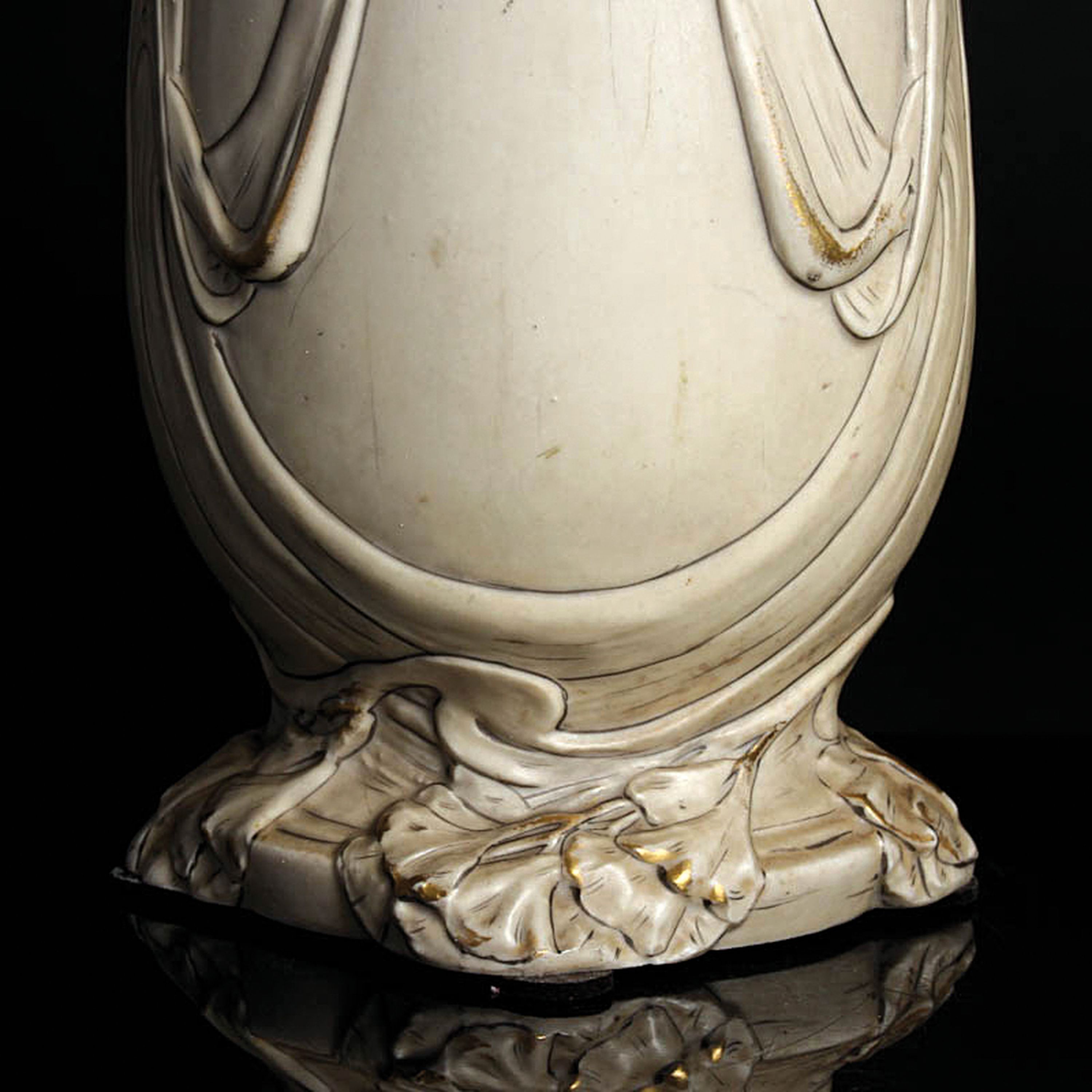 Detail c: Paar Vasen, Eduard Eichler, Royal Dux Bohemia, um 1910, Porzellan, Modell 5290, seitlichen Zweigen als Henkel, applizierte Blätter und Früchte, ...