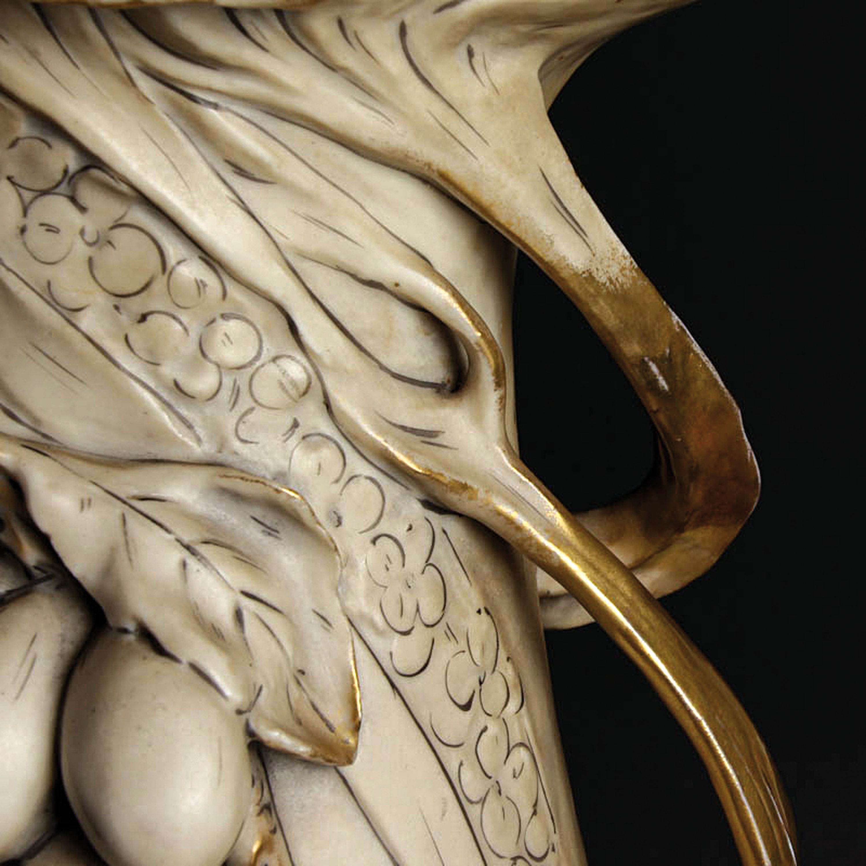 Detail d: Paar Vasen, Eduard Eichler, Royal Dux Bohemia, um 1910, Porzellan, Modell 5290, seitlichen Zweigen als Henkel, applizierte Blätter und Früchte, ...