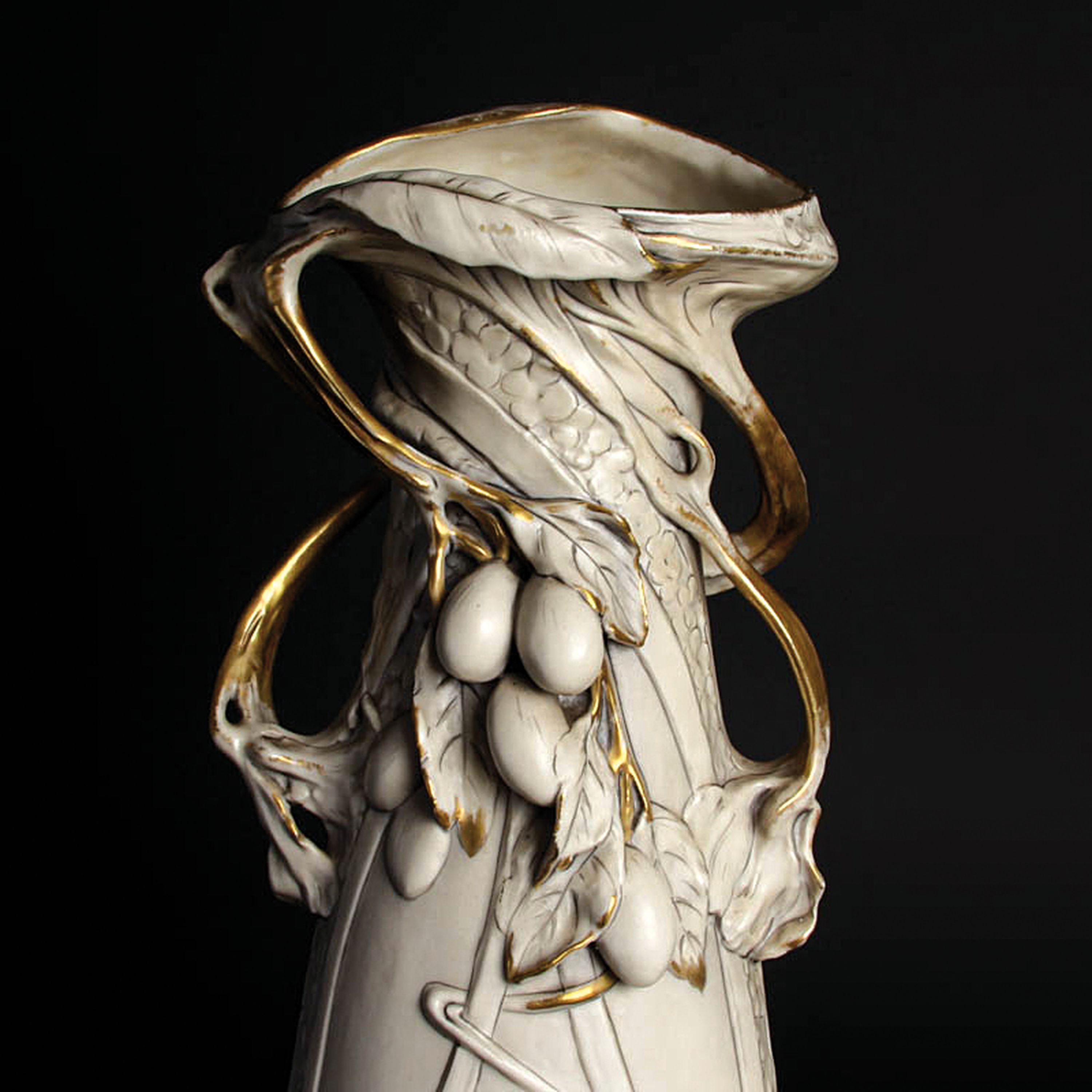 Detail f: Paar Vasen, Eduard Eichler, Royal Dux Bohemia, um 1910, Porzellan, Modell 5290, seitlichen Zweigen als Henkel, applizierte Blätter und Früchte, ...
