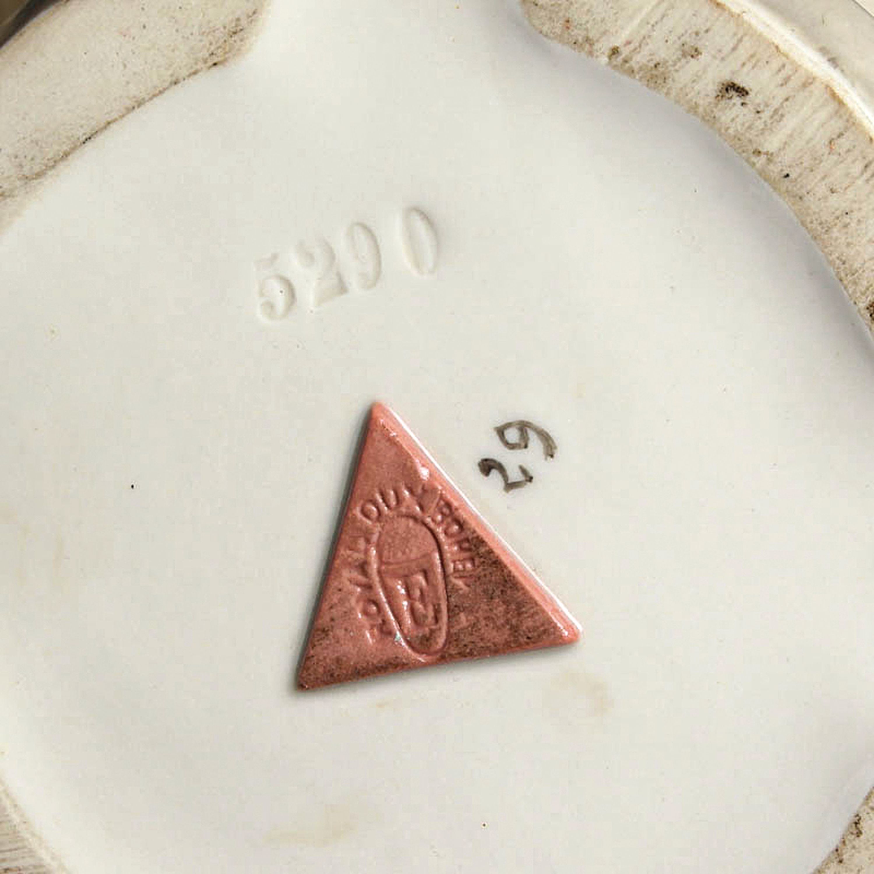 Detail i: Paar Vasen, Eduard Eichler, Royal Dux Bohemia, um 1910, Porzellan, Modell 5290, seitlichen Zweigen als Henkel, applizierte Blätter und Früchte, ...