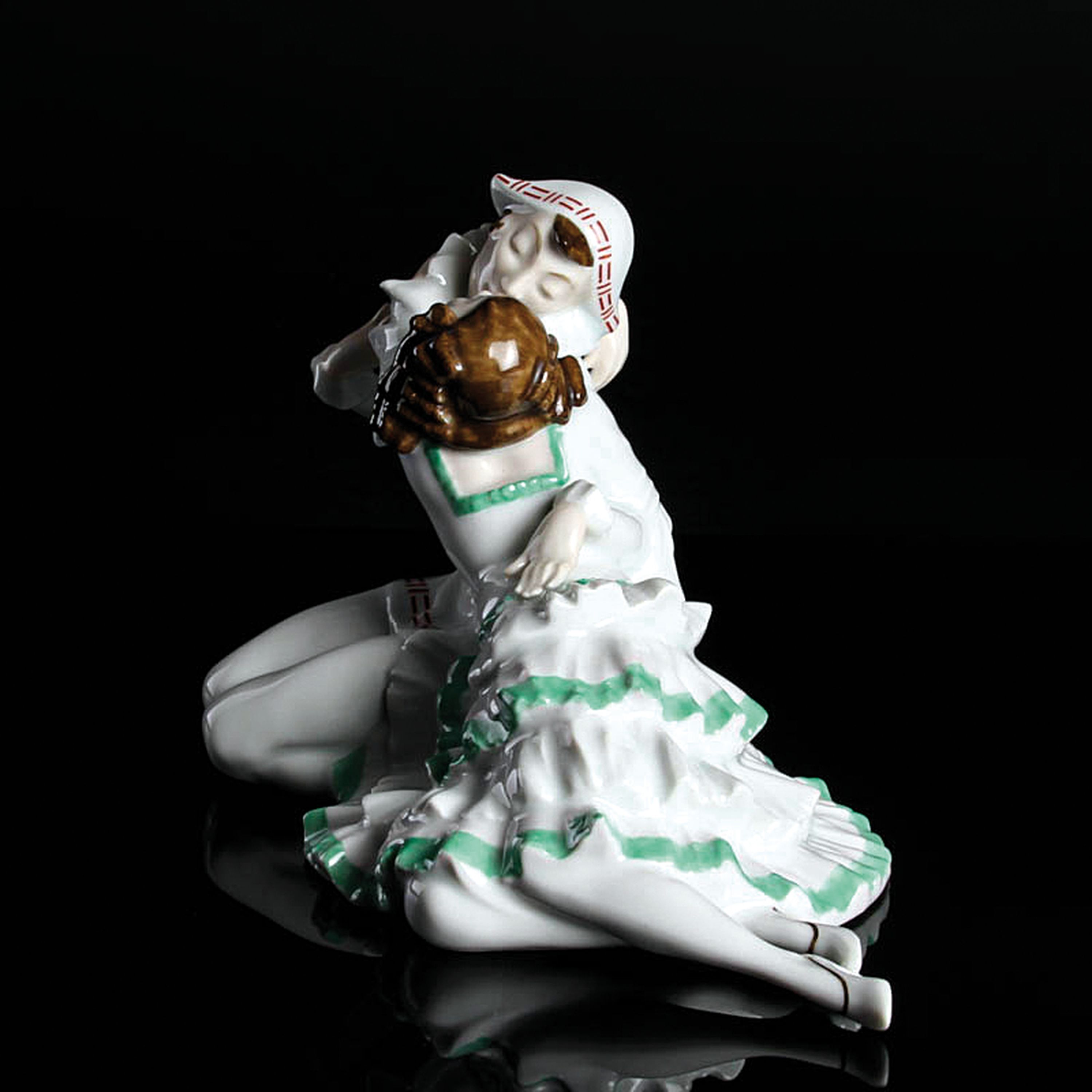 Detail c: Porzellangruppe, Hutschenreuther, um 1925, Pierrot und Columbine, polychrom bemalt, sich umarmendes Paar, Pierrotgruppe, am Boden Löwenmarke, ca. 13 ...