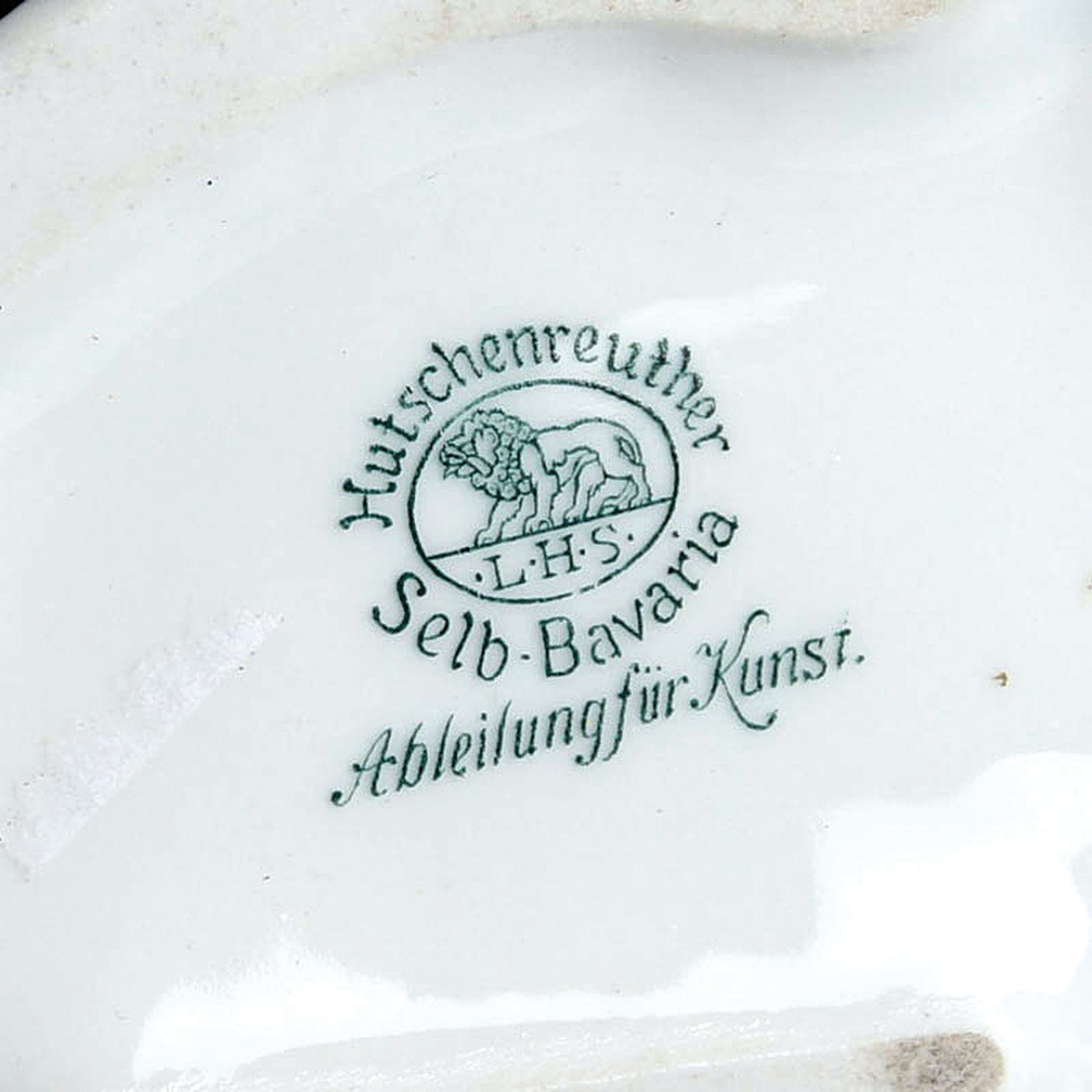Detail e: Porzellangruppe, Hutschenreuther, um 1925, Pierrot und Columbine, polychrom bemalt, sich umarmendes Paar, Pierrotgruppe, am Boden Löwenmarke, ca. 13 ...