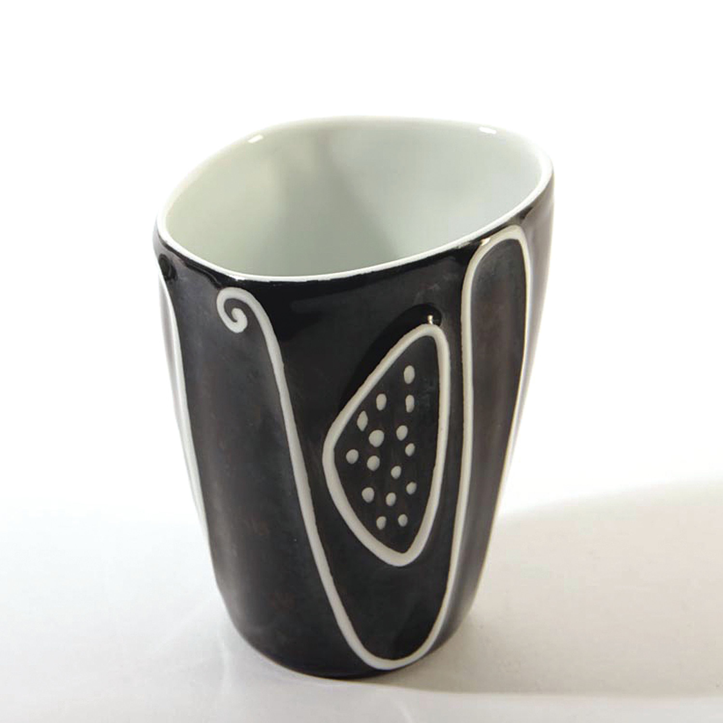 Detail b: Design-Becher/Vase, Entwurf Beate Kuhn, Rosenthal, 50er Jahre, Becherform mit umlaufendem reliefiertem Dekor, schwarzgrundig mit ausgespartem weißem ...