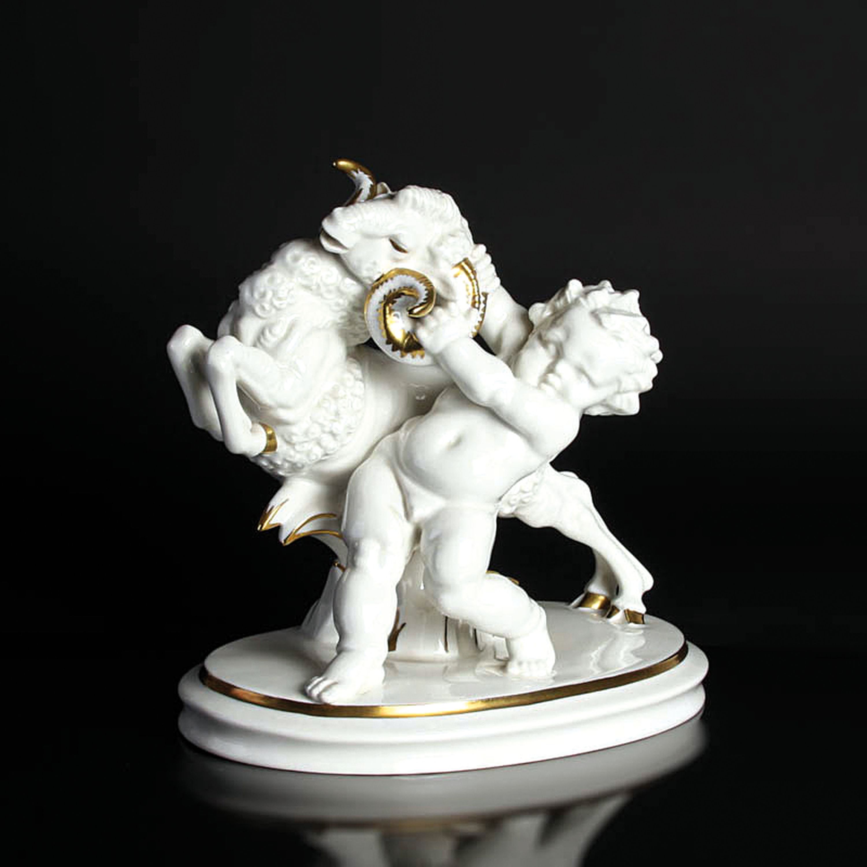 Porzellanfigur, "Übermut", Hutschenreuther, Entwurf Karl Tutter um 1929-38, Darstellung eines Puttos, einen aufbäumenden Widder bei den ...