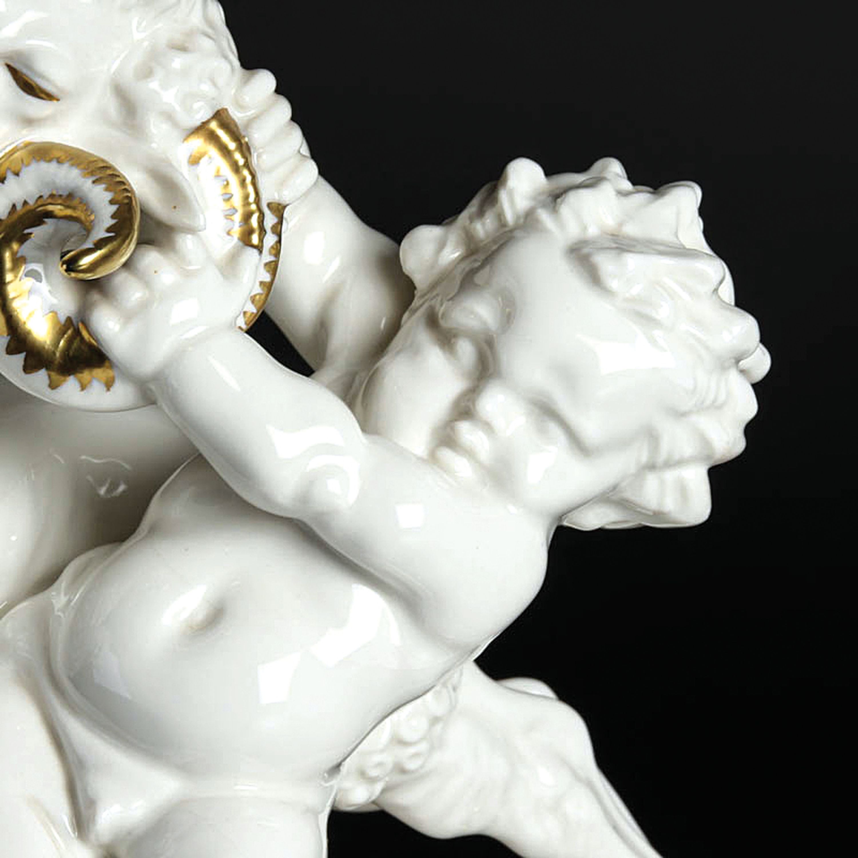 Detail c: Porzellanfigur, "Übermut", Hutschenreuther, Entwurf Karl Tutter um 1929-38, Darstellung eines Puttos, einen aufbäumenden Widder bei den ...