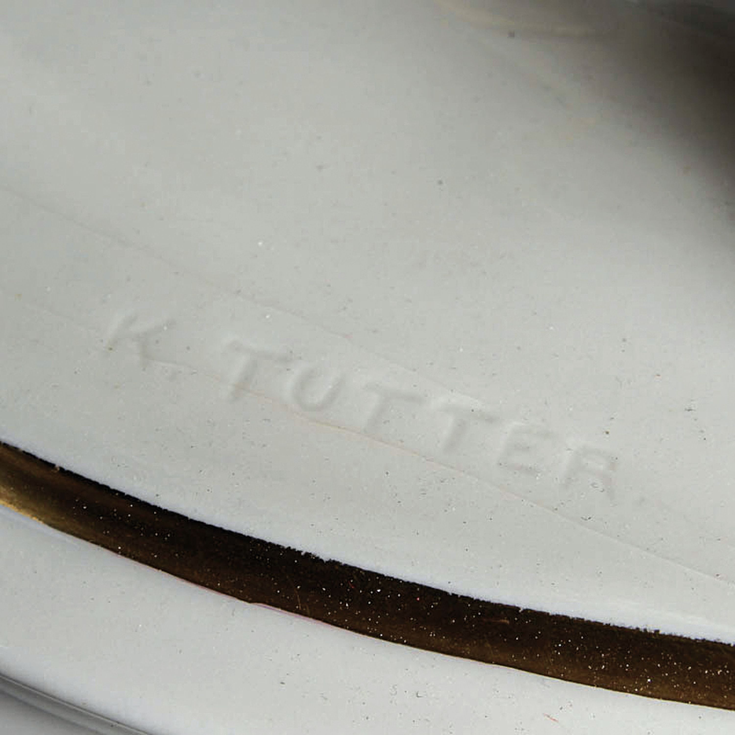 Detail j: Porzellanfigur, "Übermut", Hutschenreuther, Entwurf Karl Tutter um 1929-38, Darstellung eines Puttos, einen aufbäumenden Widder bei den ...