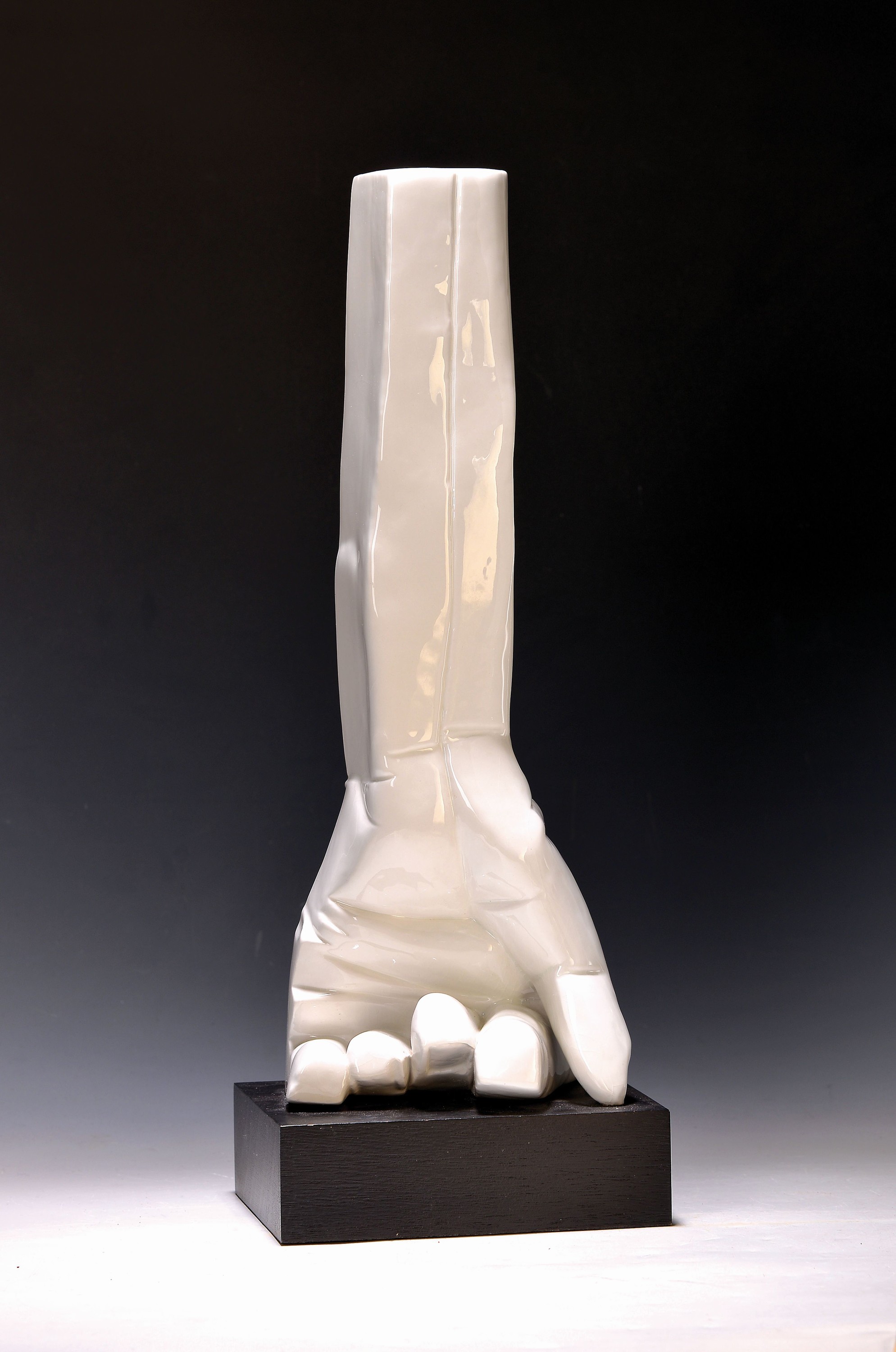 Michael Schönholz, 1937-2019, Goebel Galerie, Skulptur, Titel Säule, in Form eines aufgestützten Unterarmes, auf schwarzem Holzsockel, ca. 49.5 x ...
