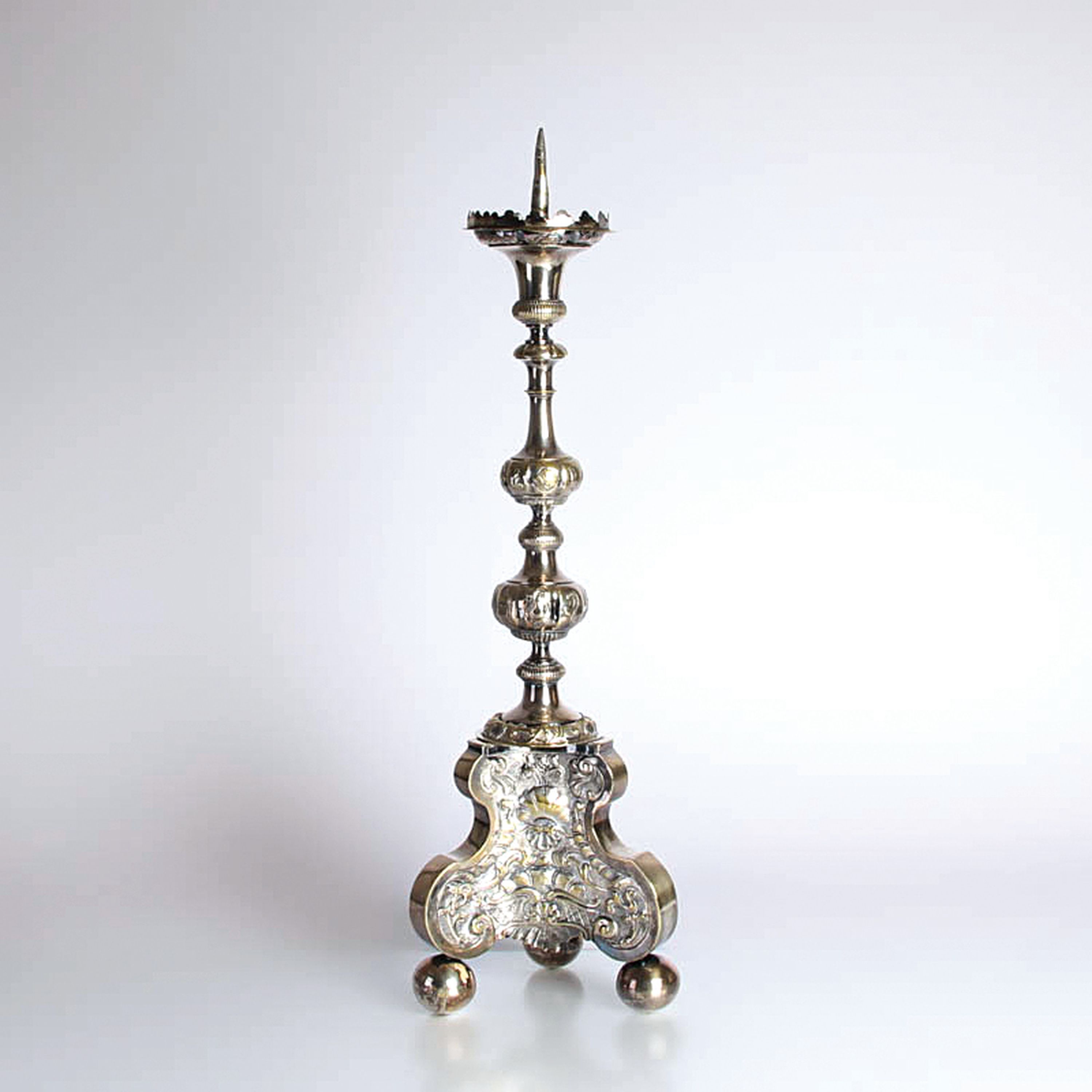 Kerzenleuchter, Barockstil, 2. Hälfte 19. Jh., Messing versilbert, reliefierter Dekor, Muscheln, Rocaillen, H. ca. 60 cm, l. berieben