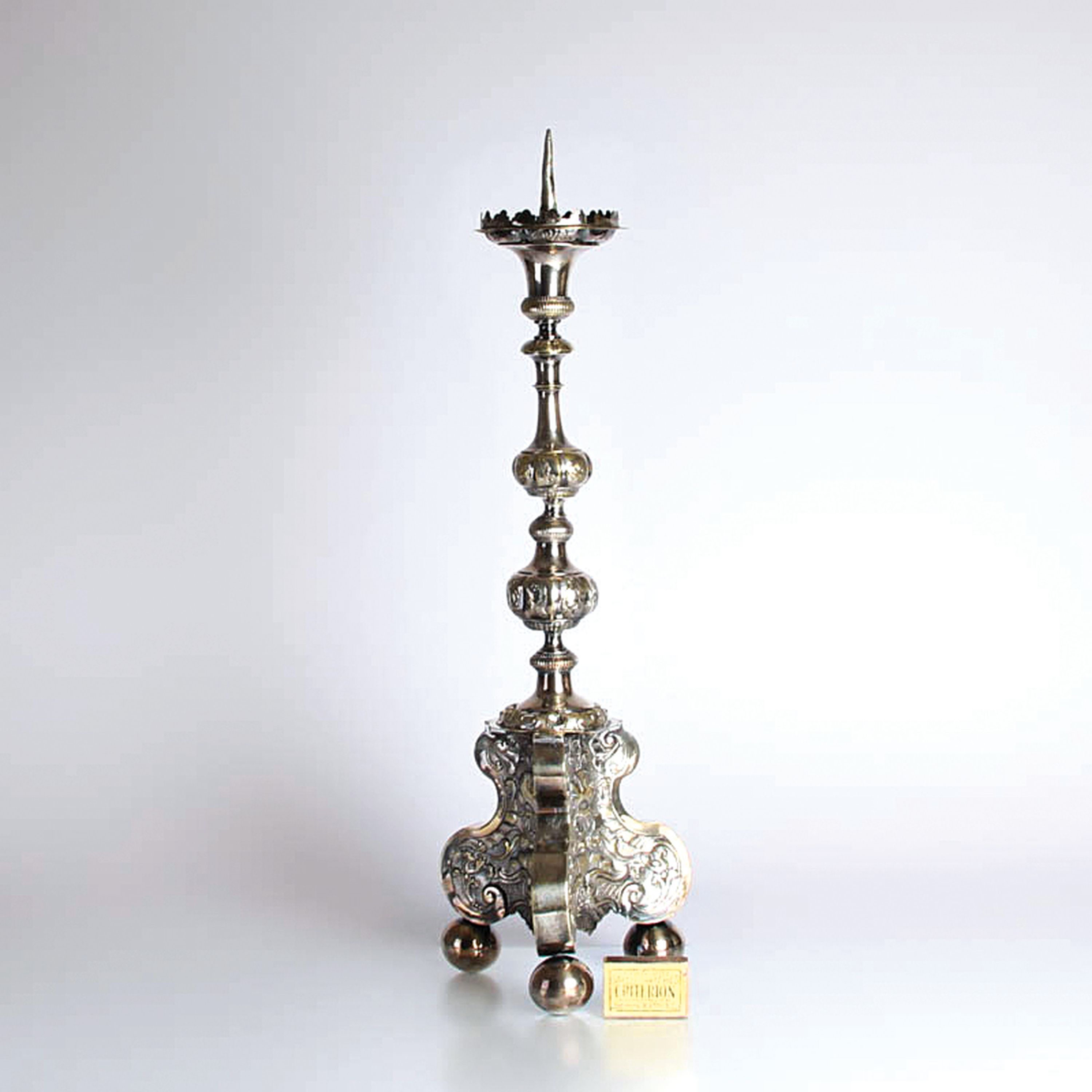 Detail a: Kerzenleuchter, Barockstil, 2. Hälfte 19. Jh., Messing versilbert, reliefierter Dekor, Muscheln, Rocaillen, H. ca. 60 cm, l. berieben