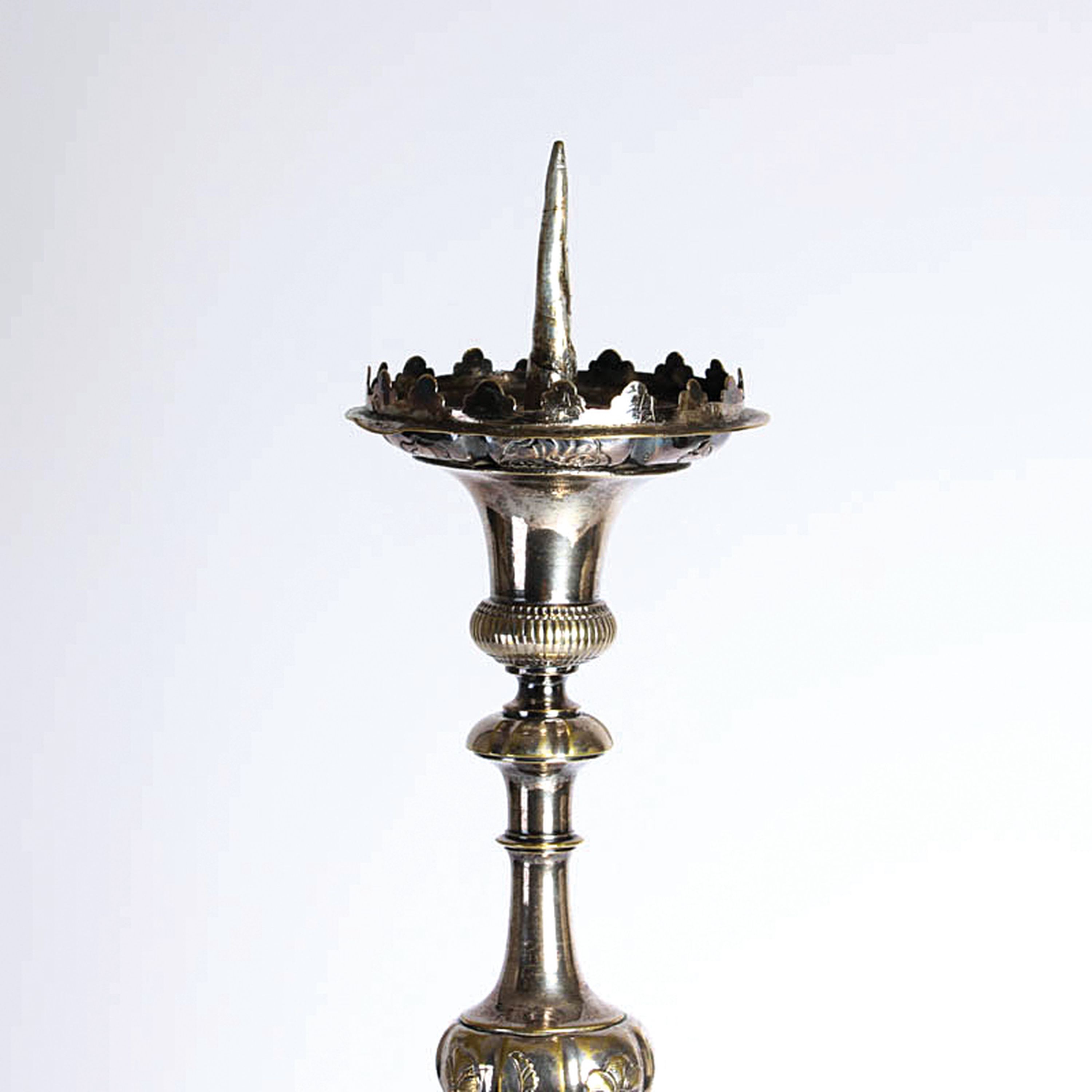 Detail b: Kerzenleuchter, Barockstil, 2. Hälfte 19. Jh., Messing versilbert, reliefierter Dekor, Muscheln, Rocaillen, H. ca. 60 cm, l. berieben