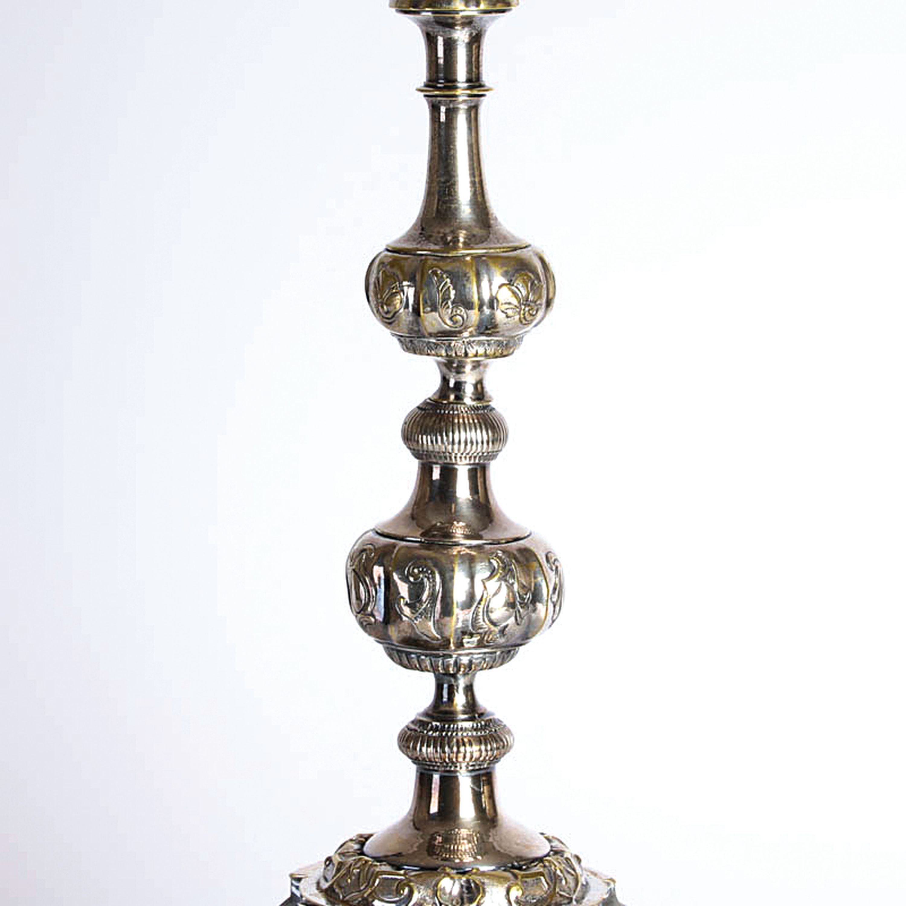 Detail c: Kerzenleuchter, Barockstil, 2. Hälfte 19. Jh., Messing versilbert, reliefierter Dekor, Muscheln, Rocaillen, H. ca. 60 cm, l. berieben
