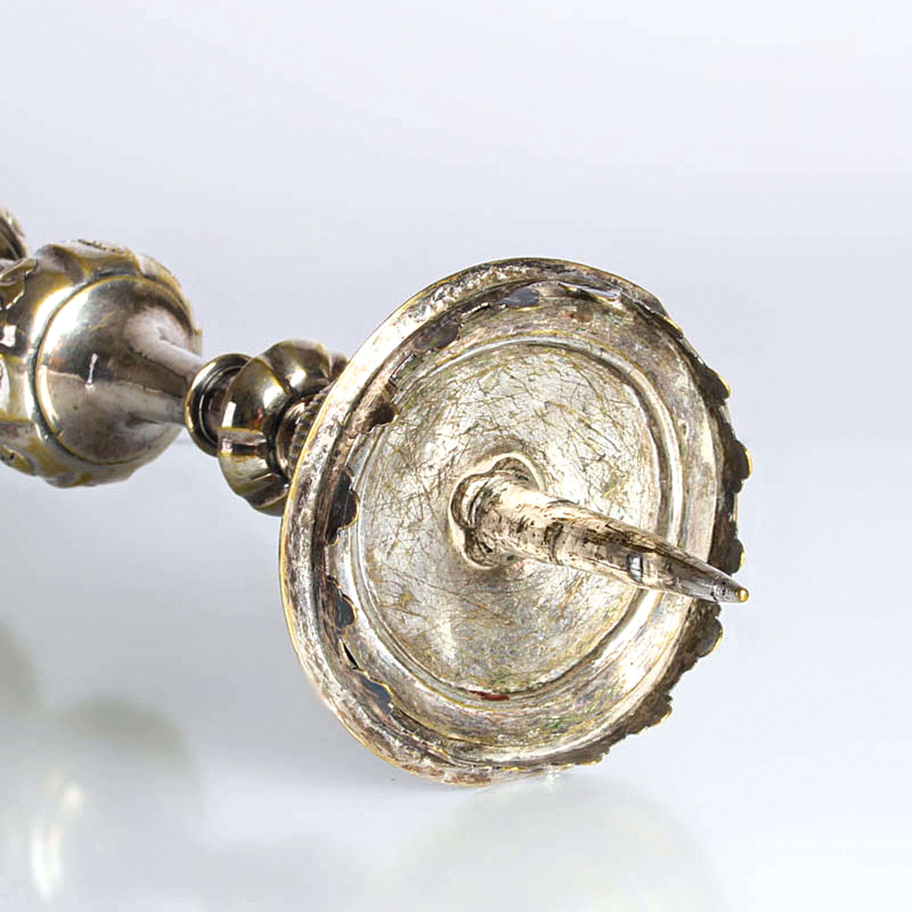 Detail d: Kerzenleuchter, Barockstil, 2. Hälfte 19. Jh., Messing versilbert, reliefierter Dekor, Muscheln, Rocaillen, H. ca. 60 cm, l. berieben