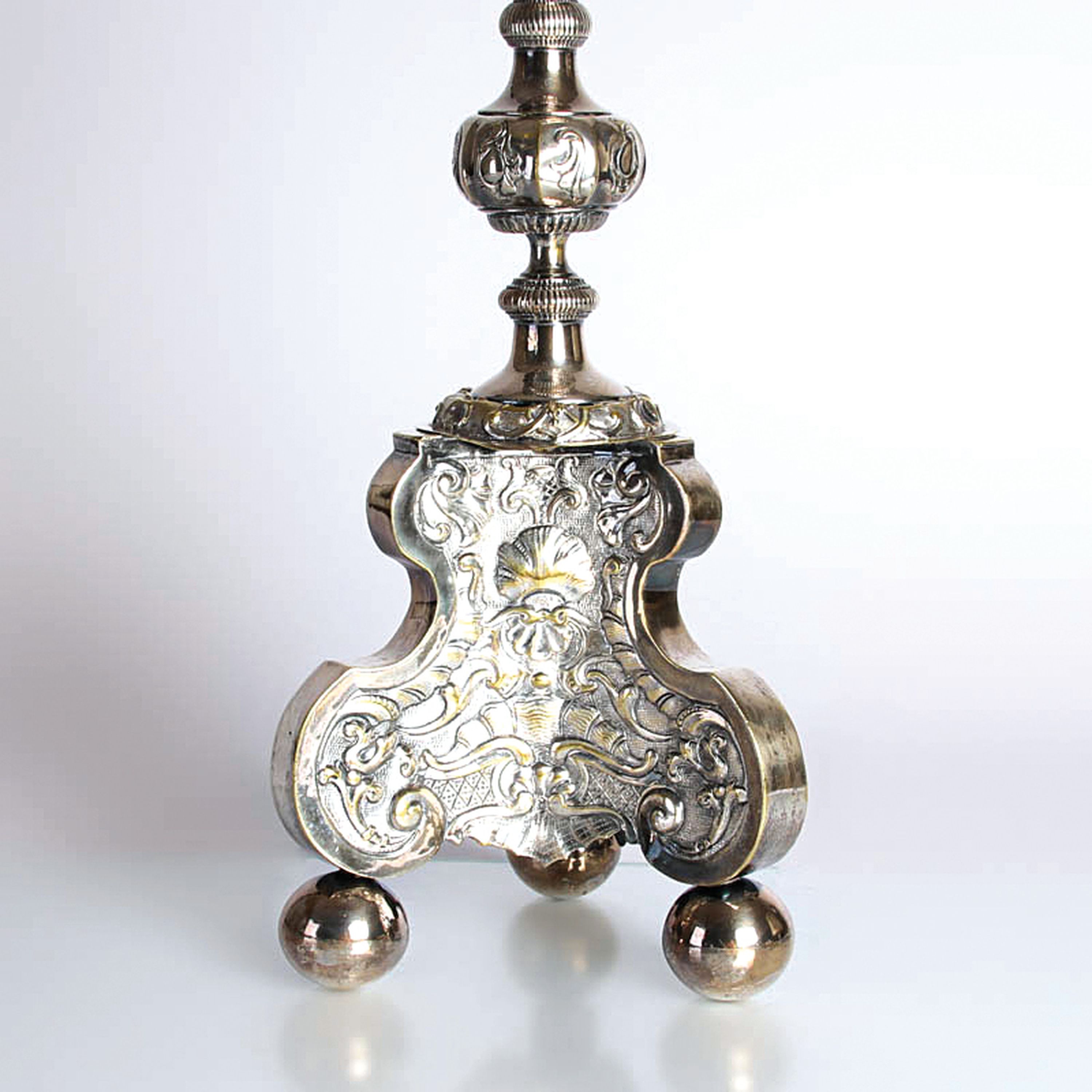 Detail e: Kerzenleuchter, Barockstil, 2. Hälfte 19. Jh., Messing versilbert, reliefierter Dekor, Muscheln, Rocaillen, H. ca. 60 cm, l. berieben