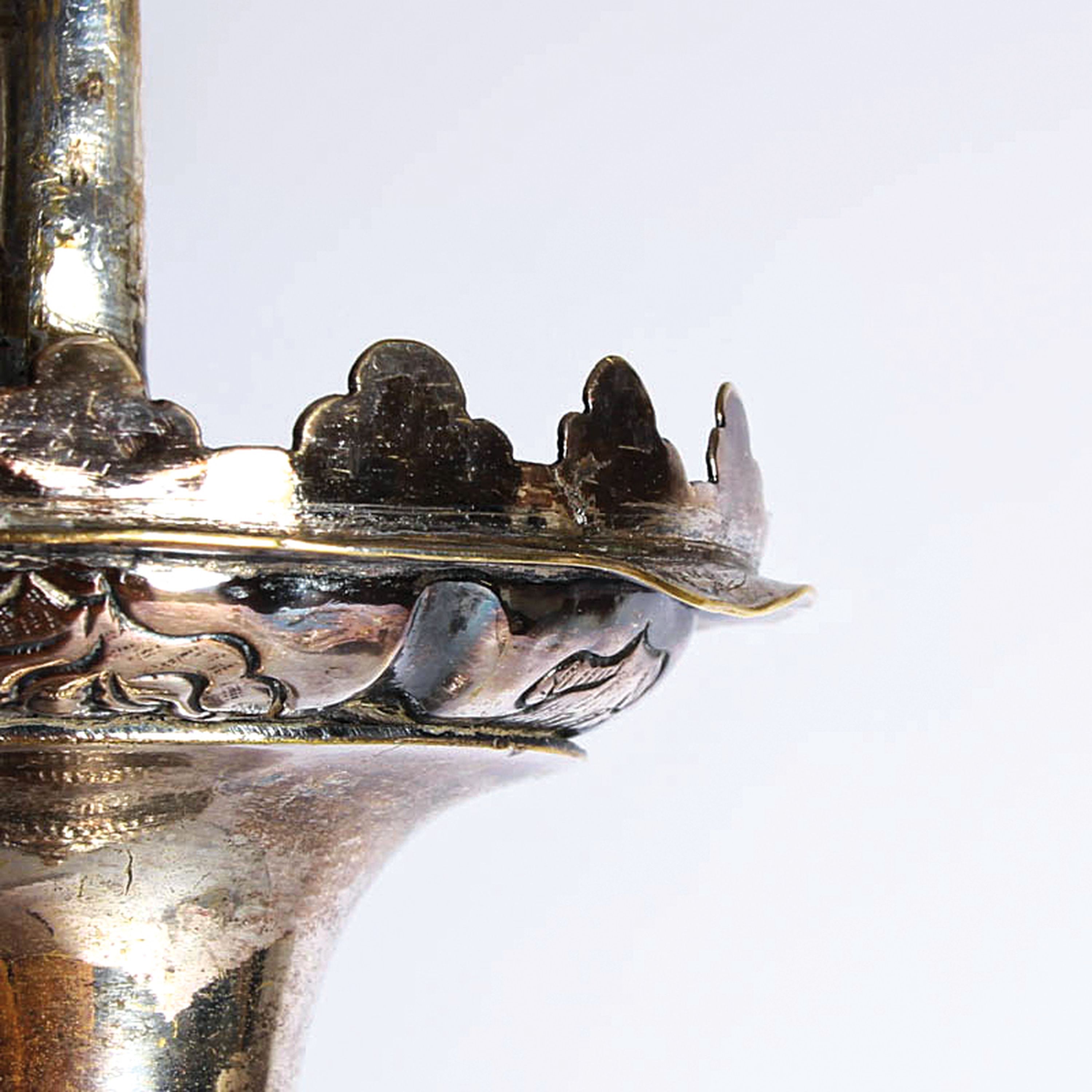 Detail g: Kerzenleuchter, Barockstil, 2. Hälfte 19. Jh., Messing versilbert, reliefierter Dekor, Muscheln, Rocaillen, H. ca. 60 cm, l. berieben