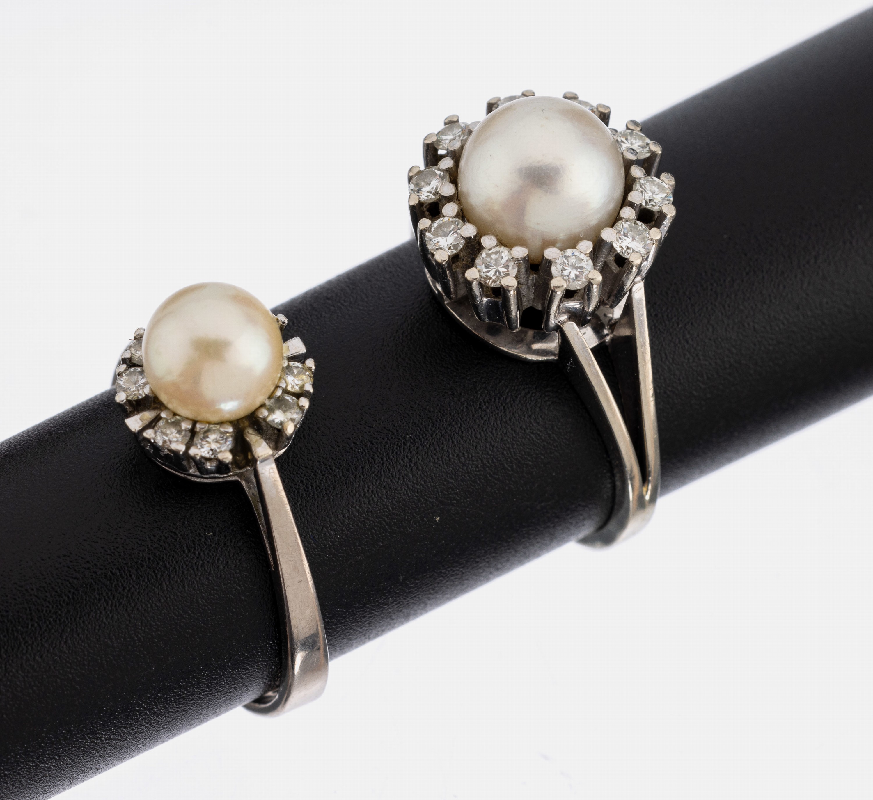 Konvolut 2 14 kt Gold Perl-Brillant-Ringe, WG 585/000, 2 cremefarb. Zuchtperle D ca. 7.2 und 8.6 mm, 18 Brillanten zus. ca. 0.69 ct Weiß/si, ca. ...