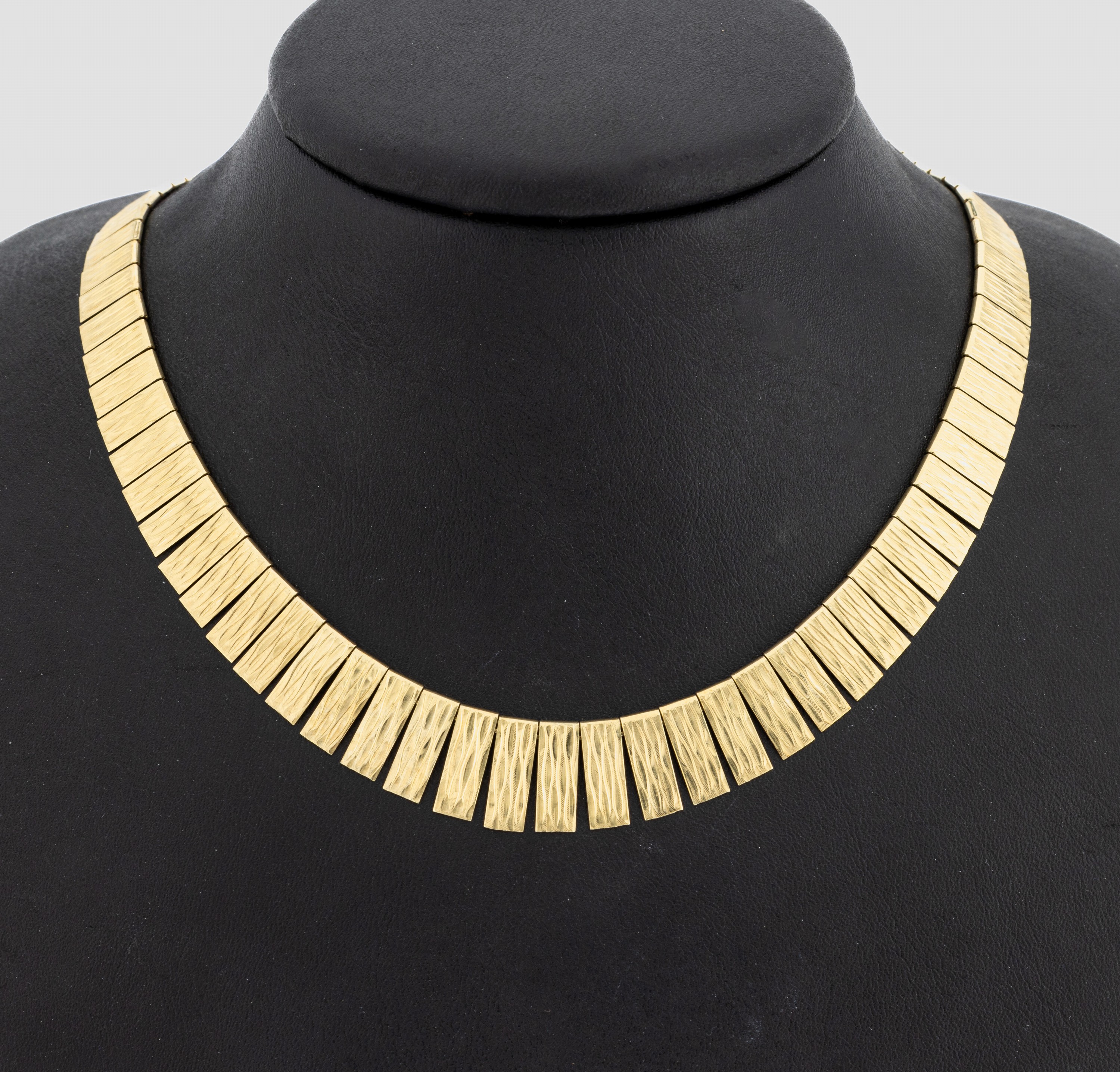 14 kt Gold Collier, GG 585/000, ca. 23.5 g,strukturierte Glieder im Verlauf, L. ca. 42-47 cm, Federringschließe