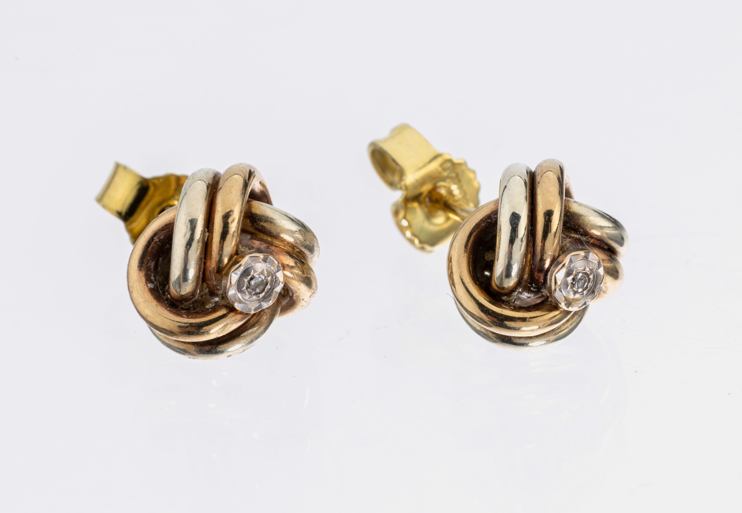 Paar 14 kt Gold Diamant-Ohrstecker, GG 585/000, 2 kl. 8/8-Diamanten, Knotenform, total ca. 2.0 g