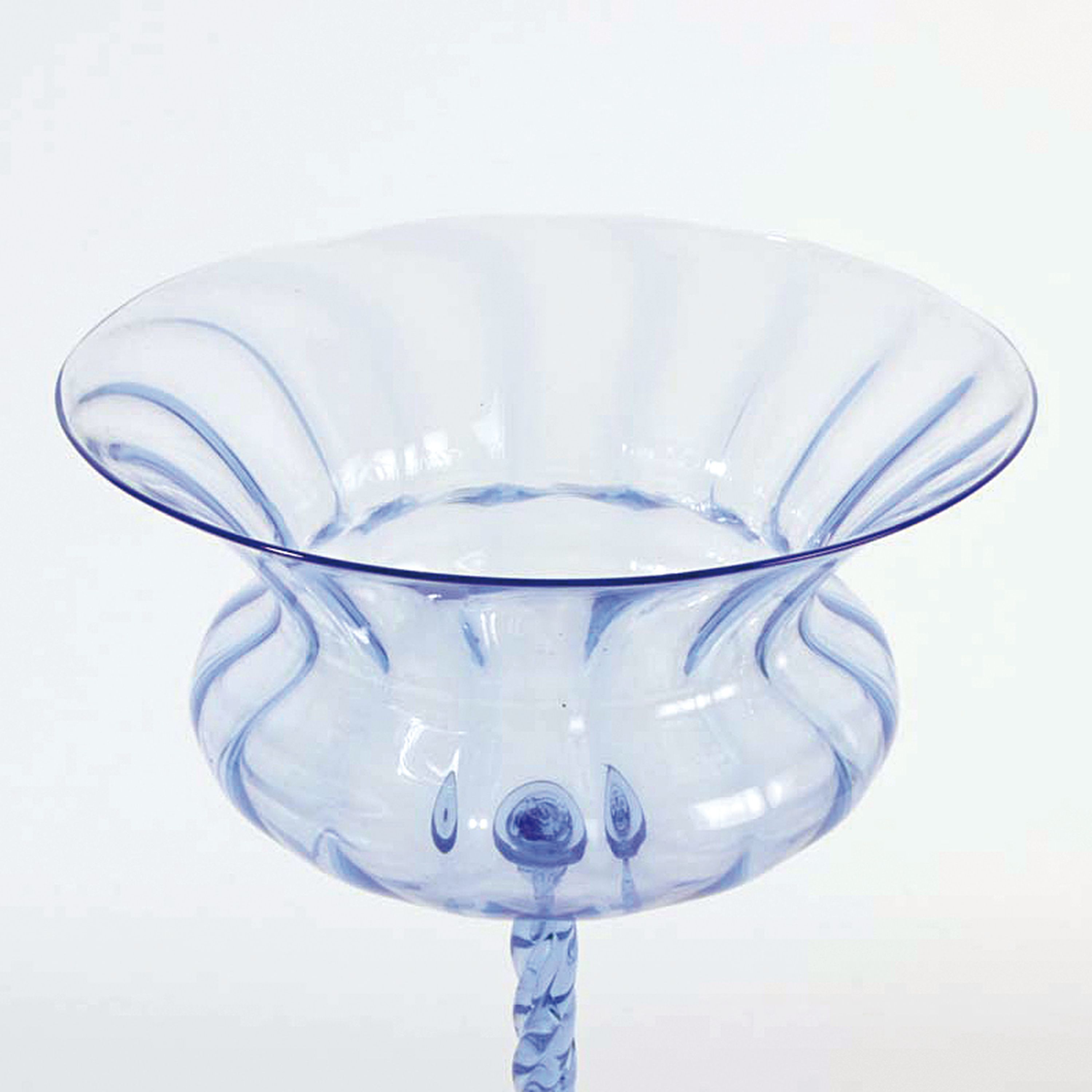 Detail a: Hohe Fußschale/Vase, Pauly & Co. Murano, blaues Glas, langer gedrehter Stiel, balusterförmige Kuppa nach außen ausgestellt, mundgeblasen, H. 38 ...
