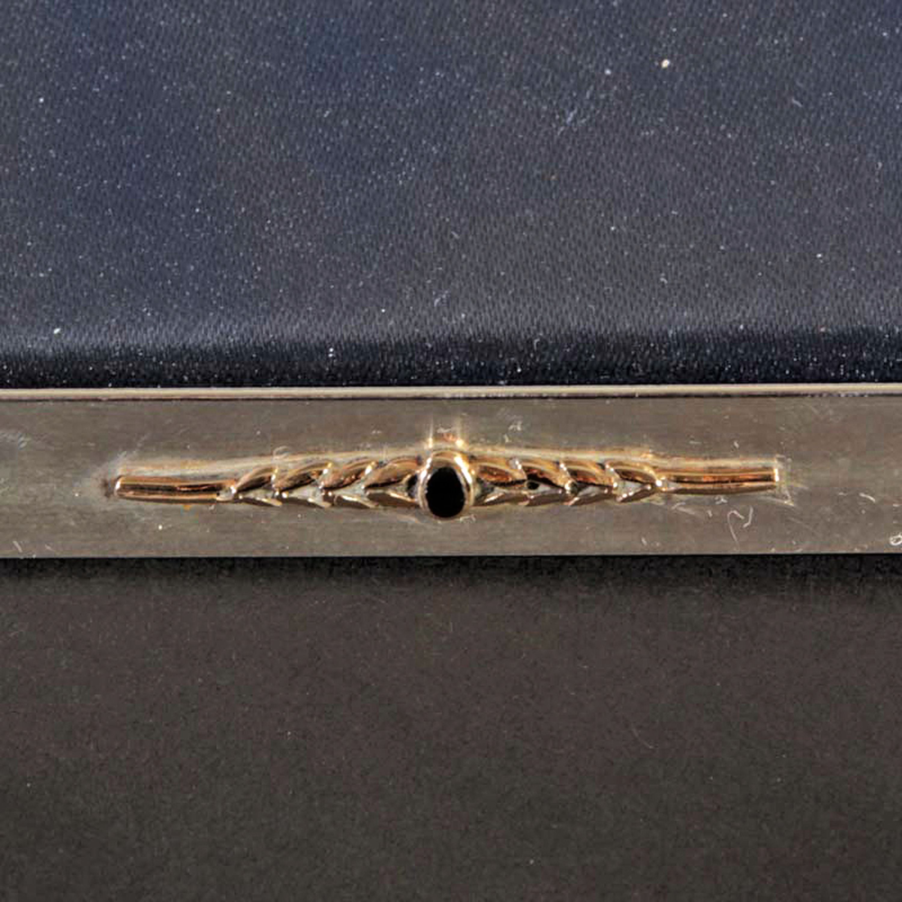 Detail d: Russischer Bilderrahmen um 1900/10, 84er Silber, aufgelegte goldene oder vergoldete Applikation mit Stein, blauer Stoffbezug ausgeblichen, ca. 20 x ...