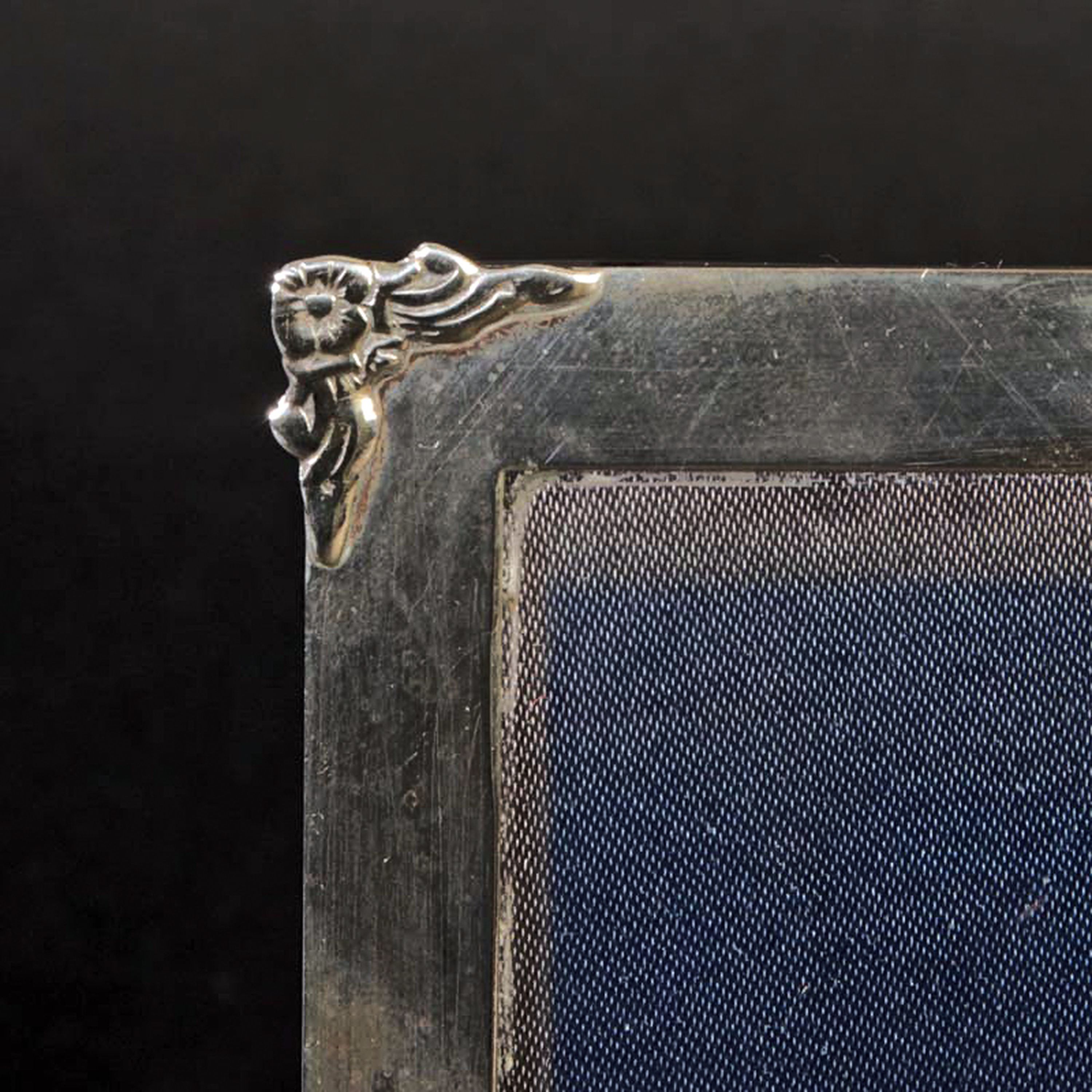 Detail e: Russischer Bilderrahmen um 1900/10, 84er Silber, aufgelegte goldene oder vergoldete Applikation mit Stein, blauer Stoffbezug ausgeblichen, ca. 20 x ...