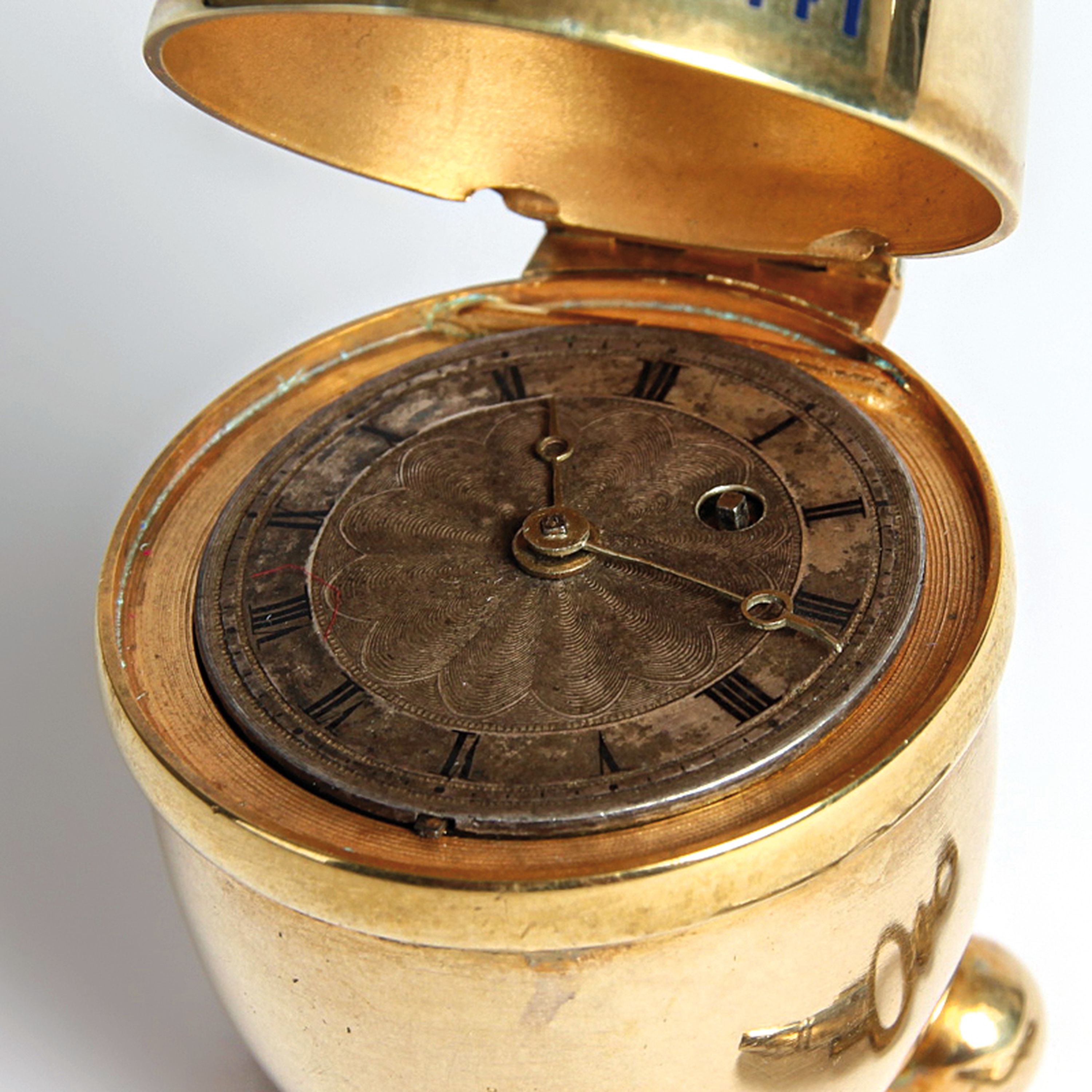 Detail c: Russische Uhr in Eiform, mit altem Spindeluhrwerk um 1820, Gehäuse Mitte/Ende 20. Jh., Silber vergoldet, Boden gepunzt, Kugelfüße, versilbertes ...