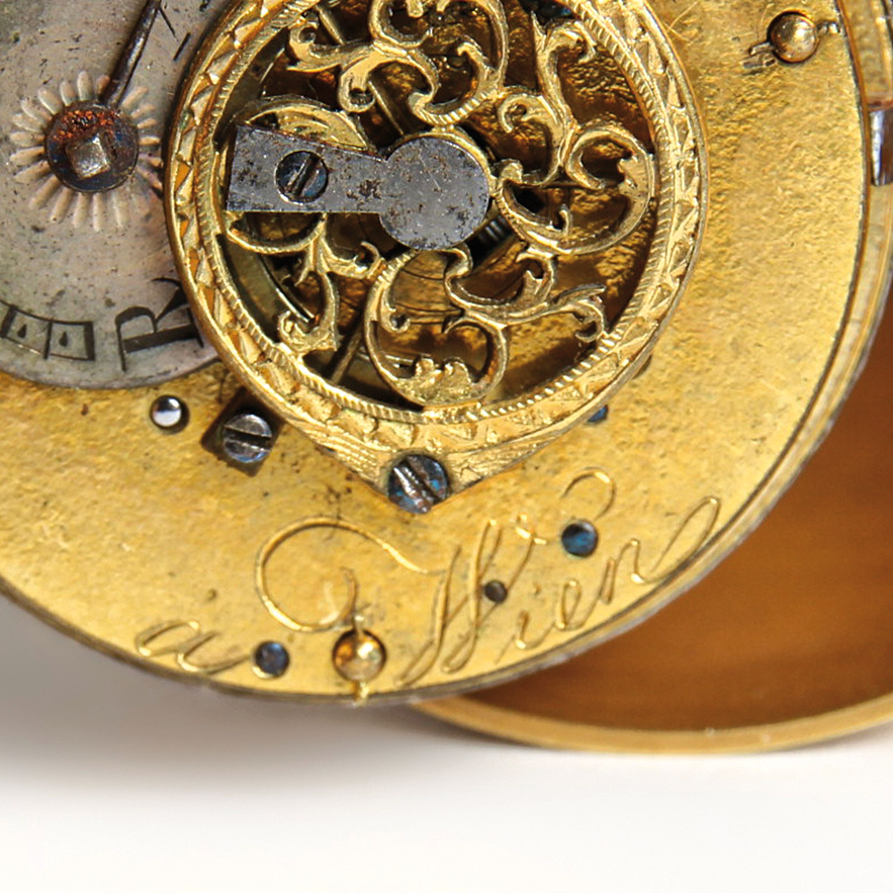 Detail i: Russische Uhr in Eiform, mit altem Spindeluhrwerk um 1820, Gehäuse Mitte/Ende 20. Jh., Silber vergoldet, Boden gepunzt, Kugelfüße, versilbertes ...