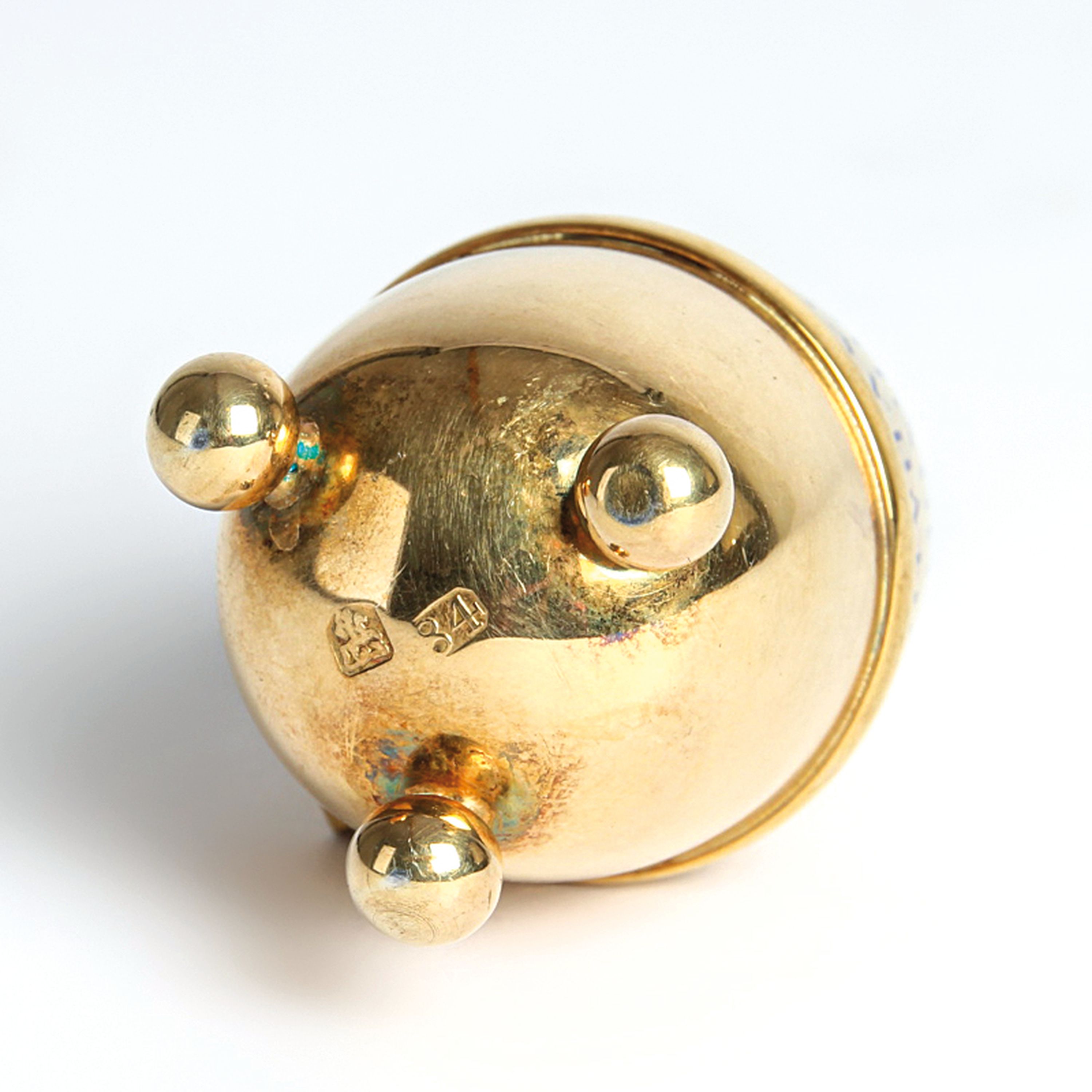 Detail j: Russische Uhr in Eiform, mit altem Spindeluhrwerk um 1820, Gehäuse Mitte/Ende 20. Jh., Silber vergoldet, Boden gepunzt, Kugelfüße, versilbertes ...