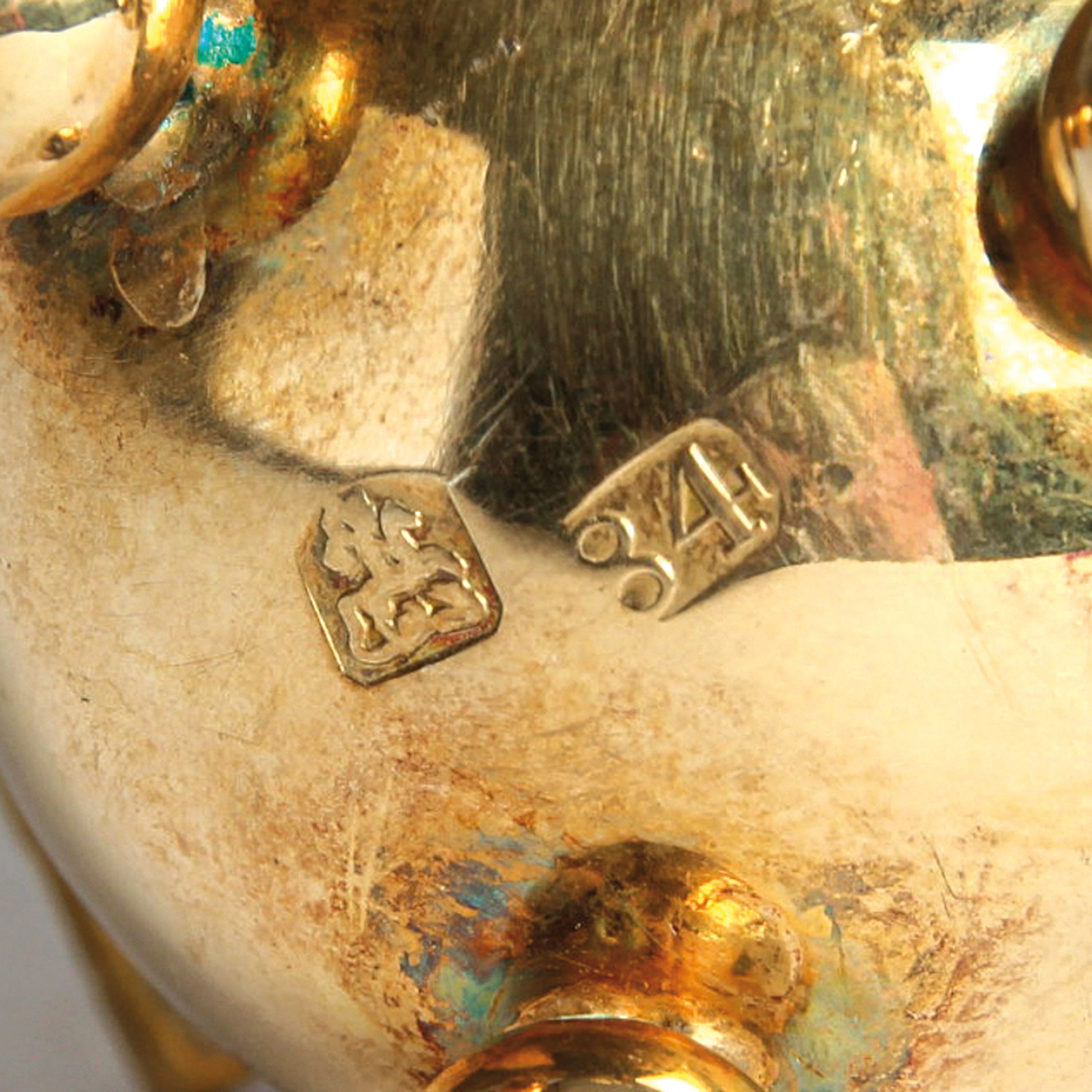 Detail k: Russische Uhr in Eiform, mit altem Spindeluhrwerk um 1820, Gehäuse Mitte/Ende 20. Jh., Silber vergoldet, Boden gepunzt, Kugelfüße, versilbertes ...