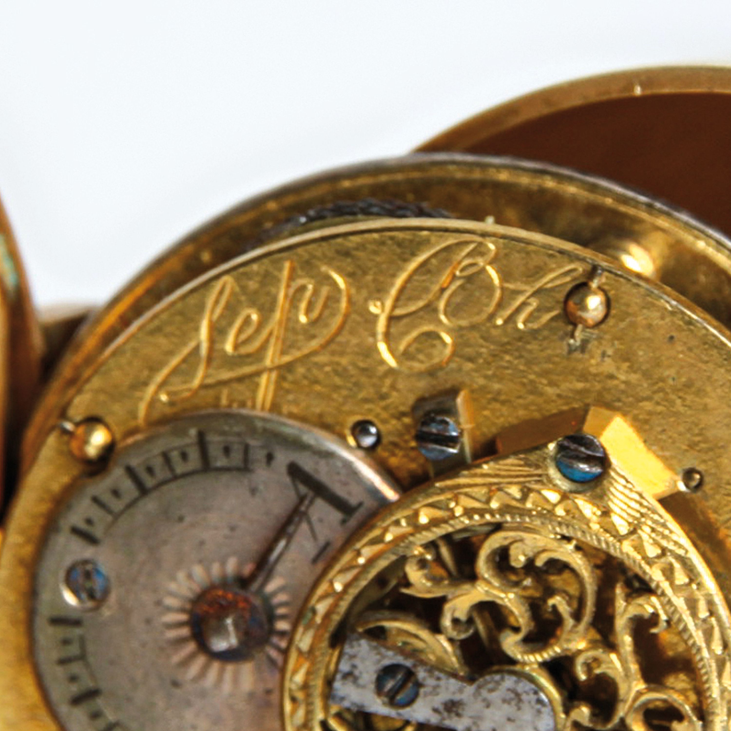 Detail t: Russische Uhr in Eiform, mit altem Spindeluhrwerk um 1820, Gehäuse Mitte/Ende 20. Jh., Silber vergoldet, Boden gepunzt, Kugelfüße, versilbertes ...