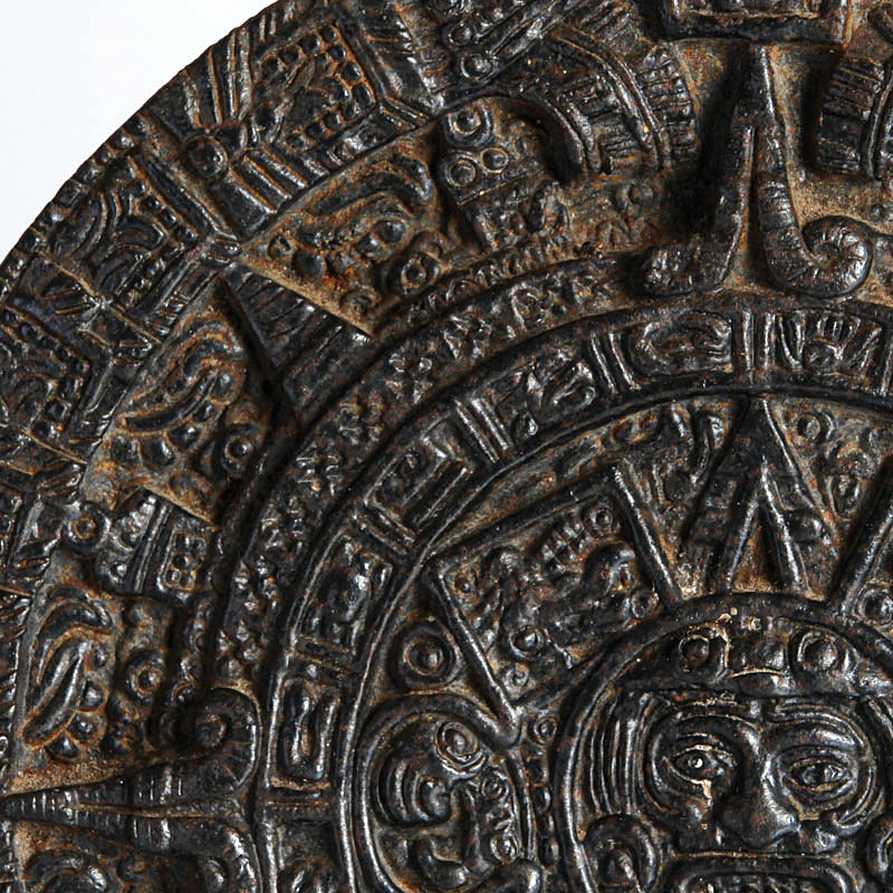 Detail b: Sonnenstein der Atzteken, Mexiko, moderne Reproduktion in Eisenguss, rückseitiger Aufhängung, wohl 70er Jahre, nach dem Vorbild des Haupttempels ...