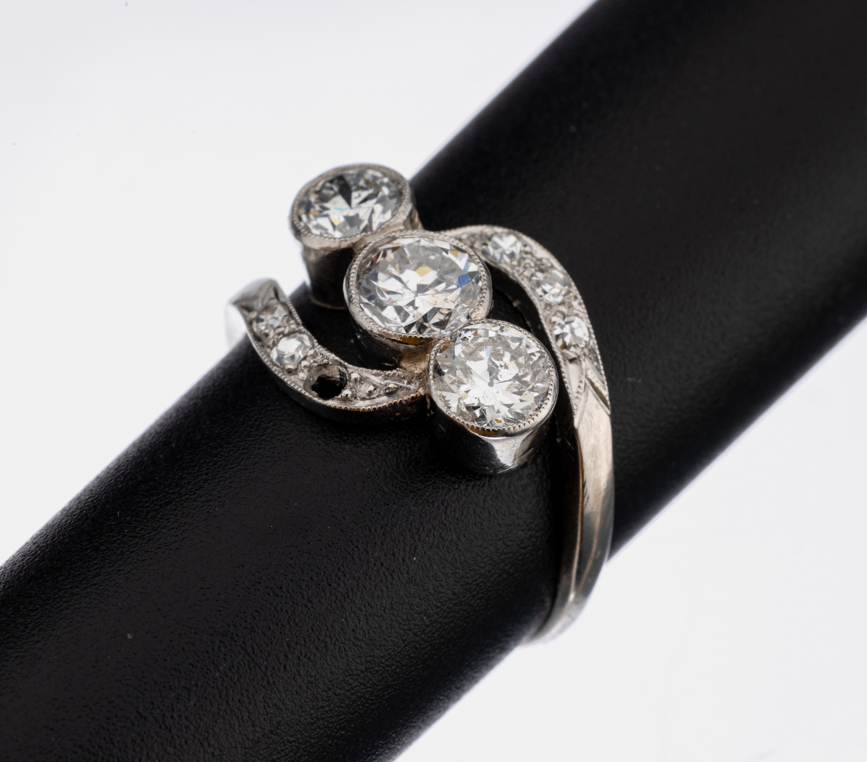 Platin Diamant-Ring, 1930er Jahre, Platin gepr., 3 Altschliff-Diamanten zus. ca. 1.10 ct Weiß/p 1, 5 8/8-Diamanten zus. ca.0.03 ct Weiß/p1, 1 ...