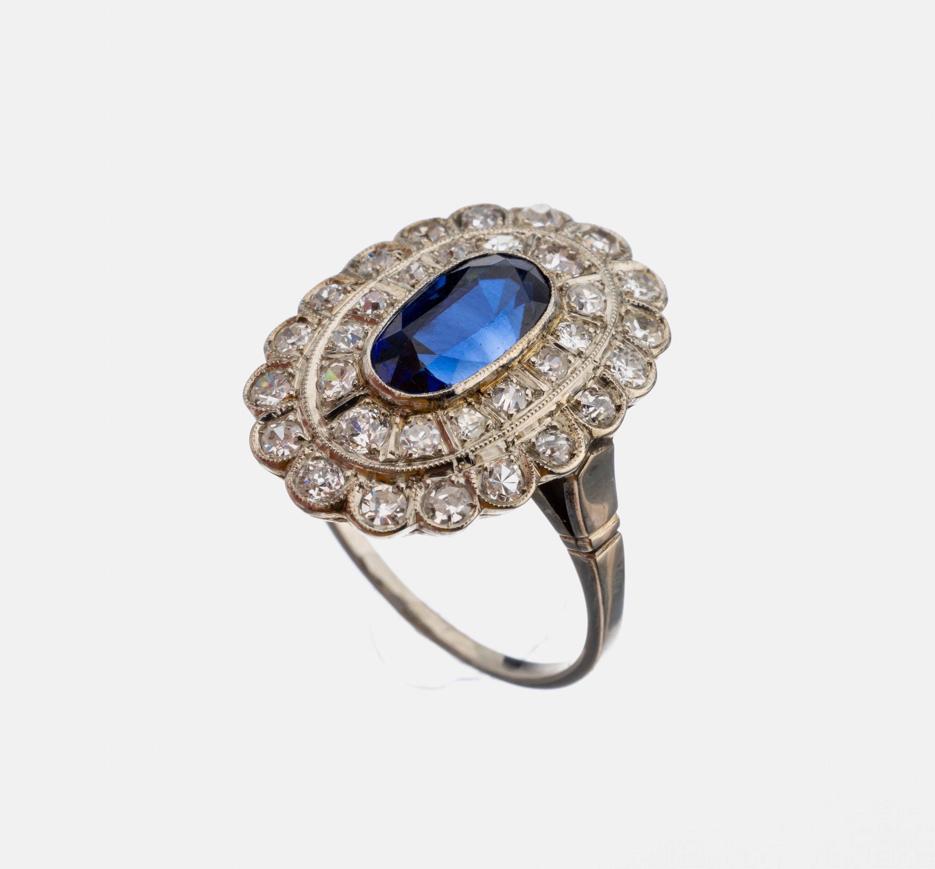 Platin Diamant-Ring, 1930er Jahre, Platin gepr., oval facett. synth. Saphir umgeben von 2 Reihen Altschliff-Diamanten zus. ca. 1.25 ct Weiß-l. get. ...