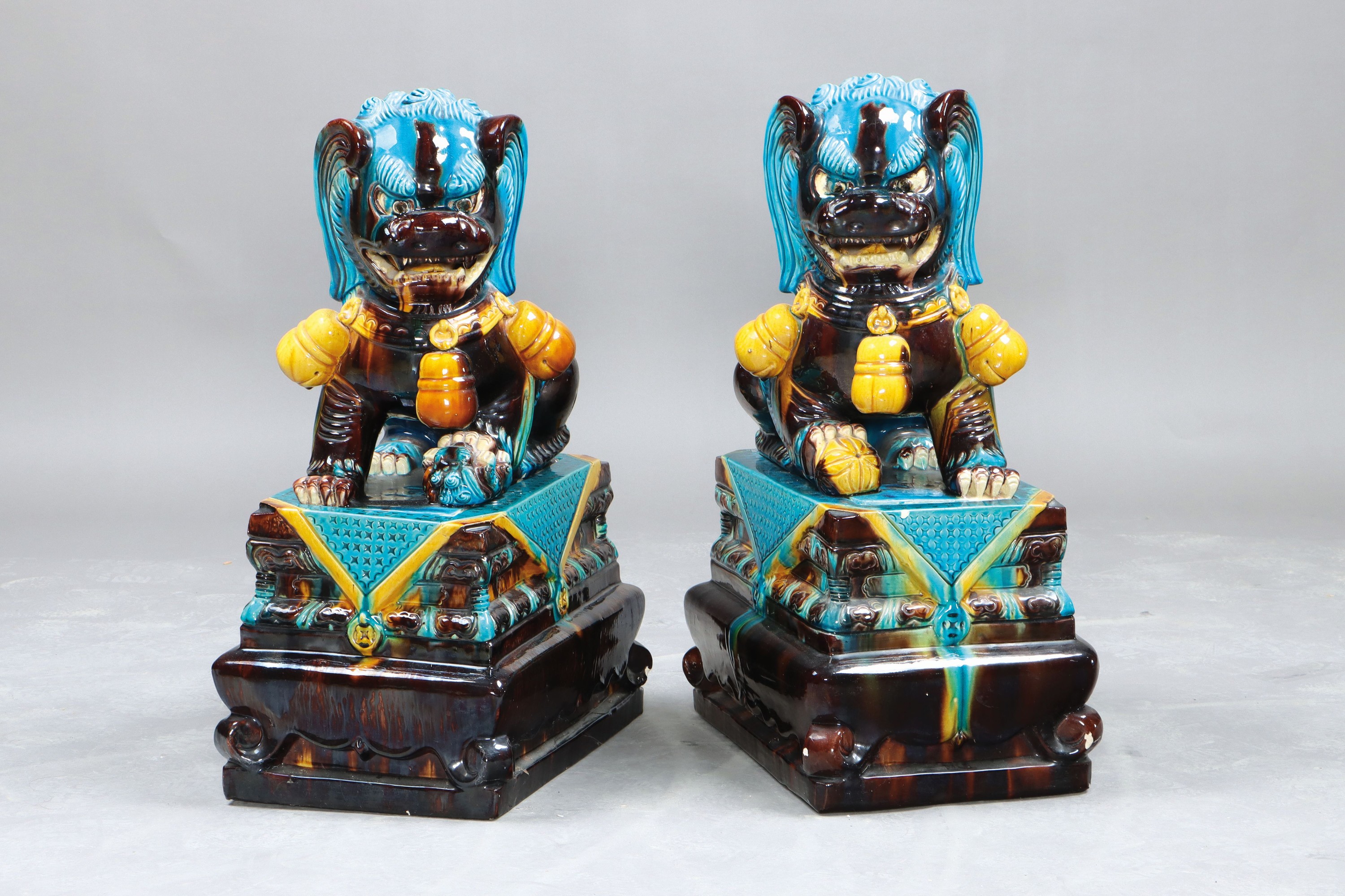 Paar Wächterlöwen - Fohunde, China, 20.Jh., Keramik, polychrom glasiert, l. Alterssp., ca. 60 x 42 x 28 cm, EZ 2