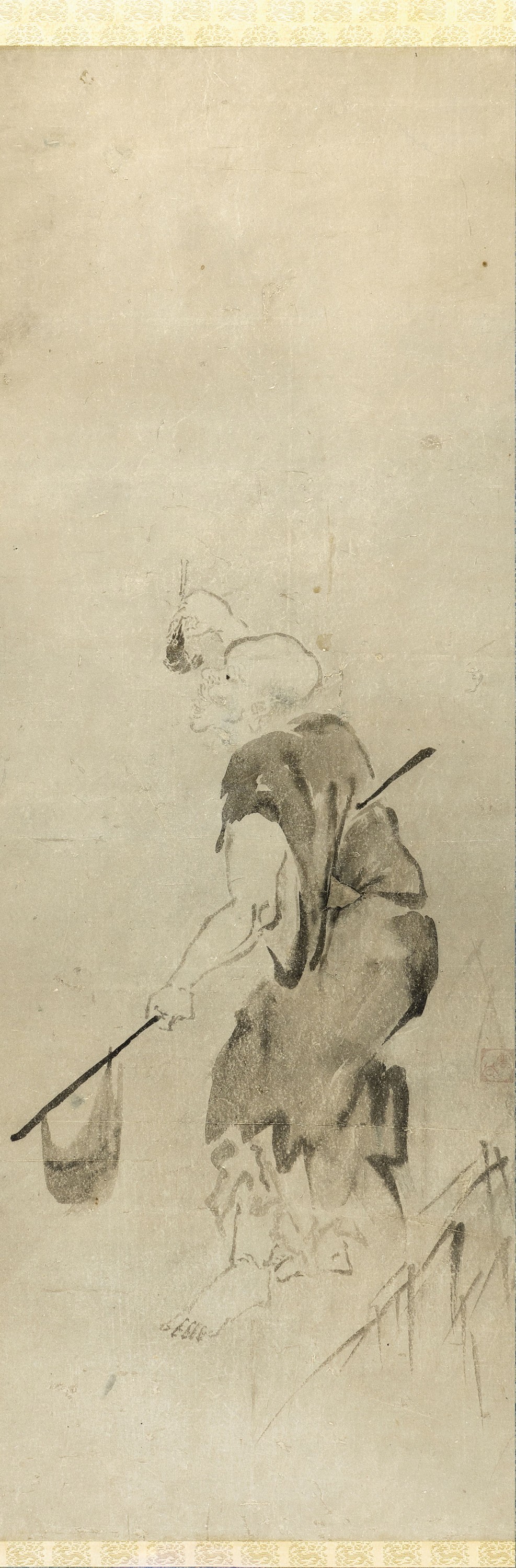 Rollbild, China, frühes 19. Jh., Tuschpinselzeichnung auf grauem Papier, Darstellung eines Krabbenfischers, ca. 107x37cm, Brokateinfassung, u.Gl., ...