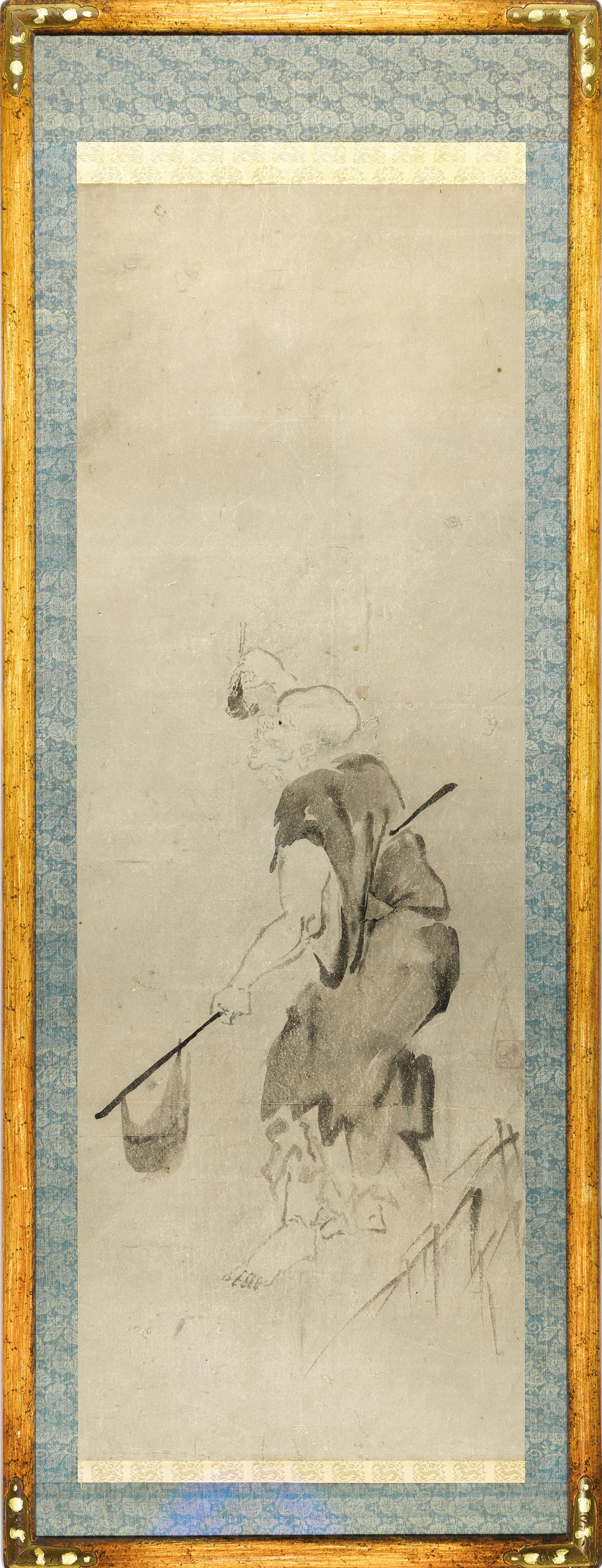Detail k: Rollbild, China, frühes 19. Jh., Tuschpinselzeichnung auf grauem Papier, Darstellung eines Krabbenfischers, ca. 107x37cm, Brokateinfassung, u.Gl., ...