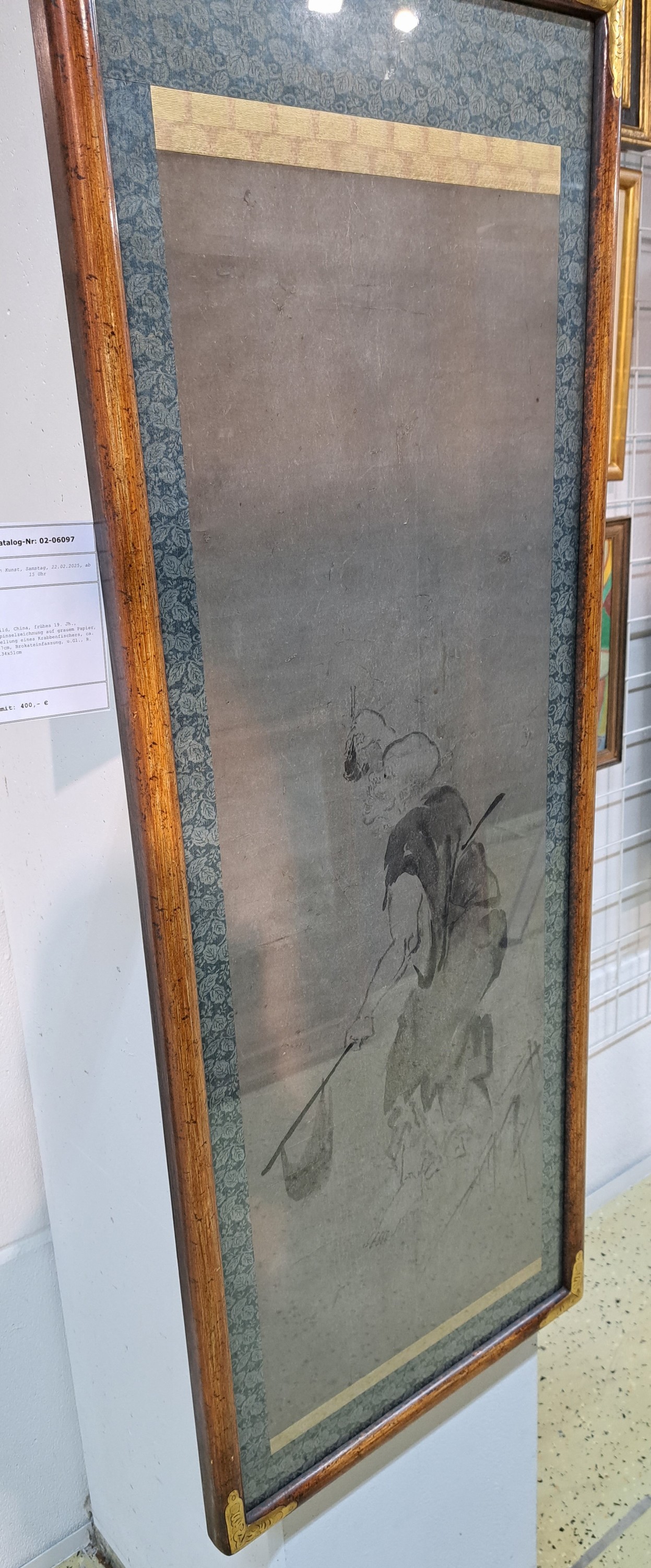 Detail l: Rollbild, China, frühes 19. Jh., Tuschpinselzeichnung auf grauem Papier, Darstellung eines Krabbenfischers, ca. 107x37cm, Brokateinfassung, u.Gl., ...